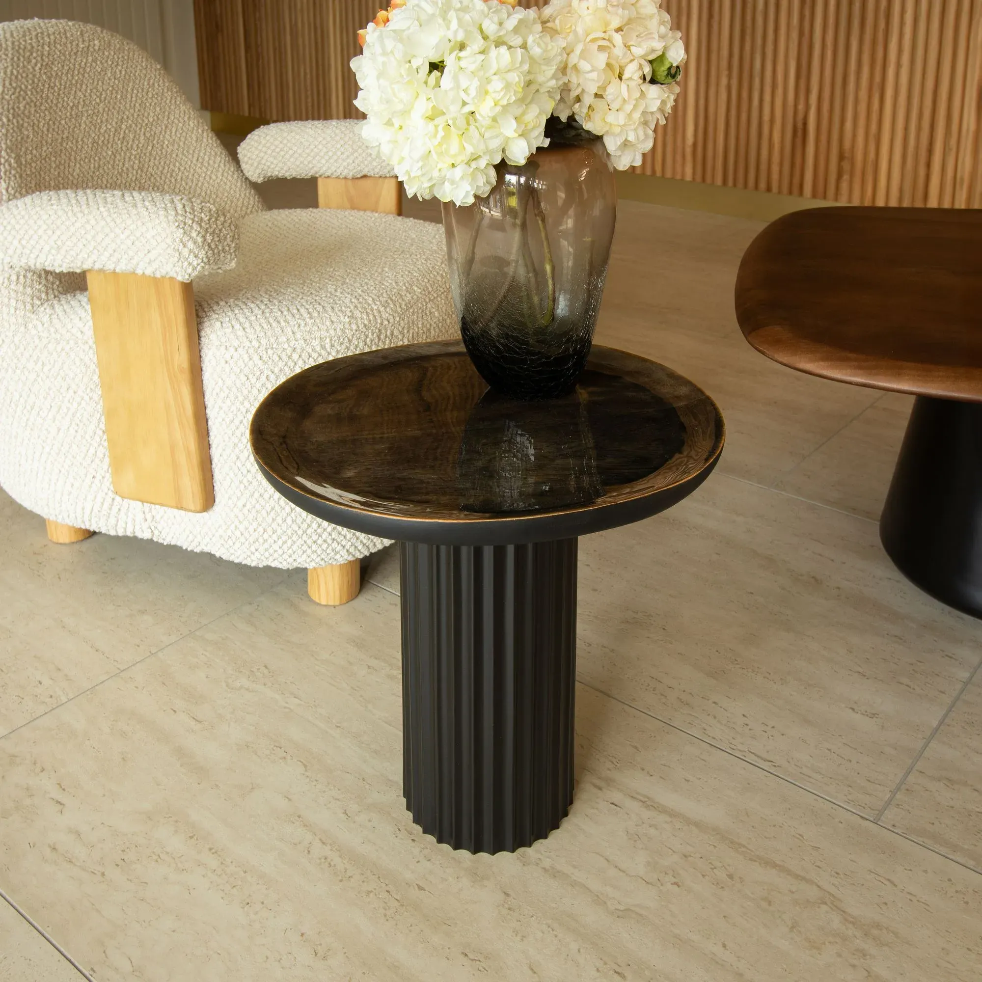 Illustration numéro 2 du produit Table d'appoint en bois de manguier et pied en métal noir