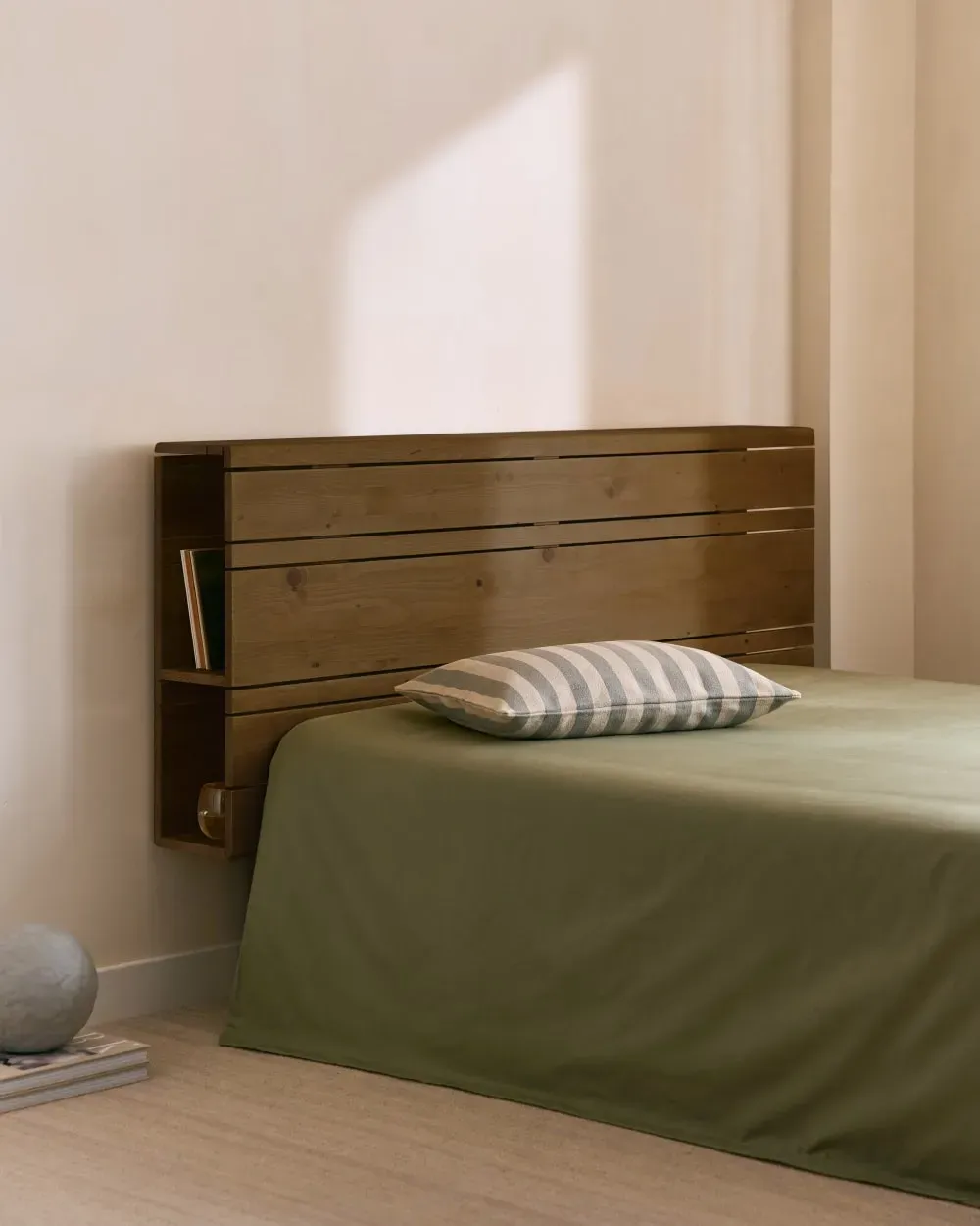 Illustration numéro 2 du produit Tête de lit en bois avec rangement, 145 cm