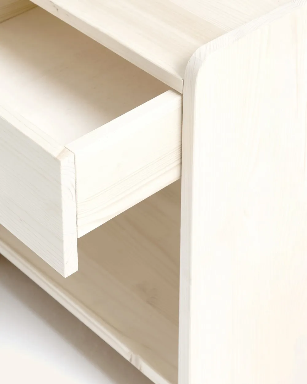 Illustration numéro 2 du produit Table de chevet en bois