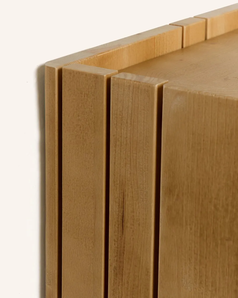 Illustration numéro 2 du produit Table de chevet en bois