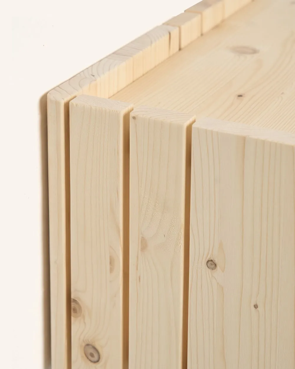 Illustration numéro 2 du produit Table de chevet en bois