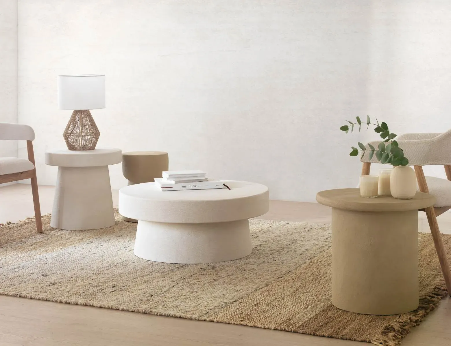 Illustration numéro 2 du produit Table basse en polyrésine couleur ciment sable