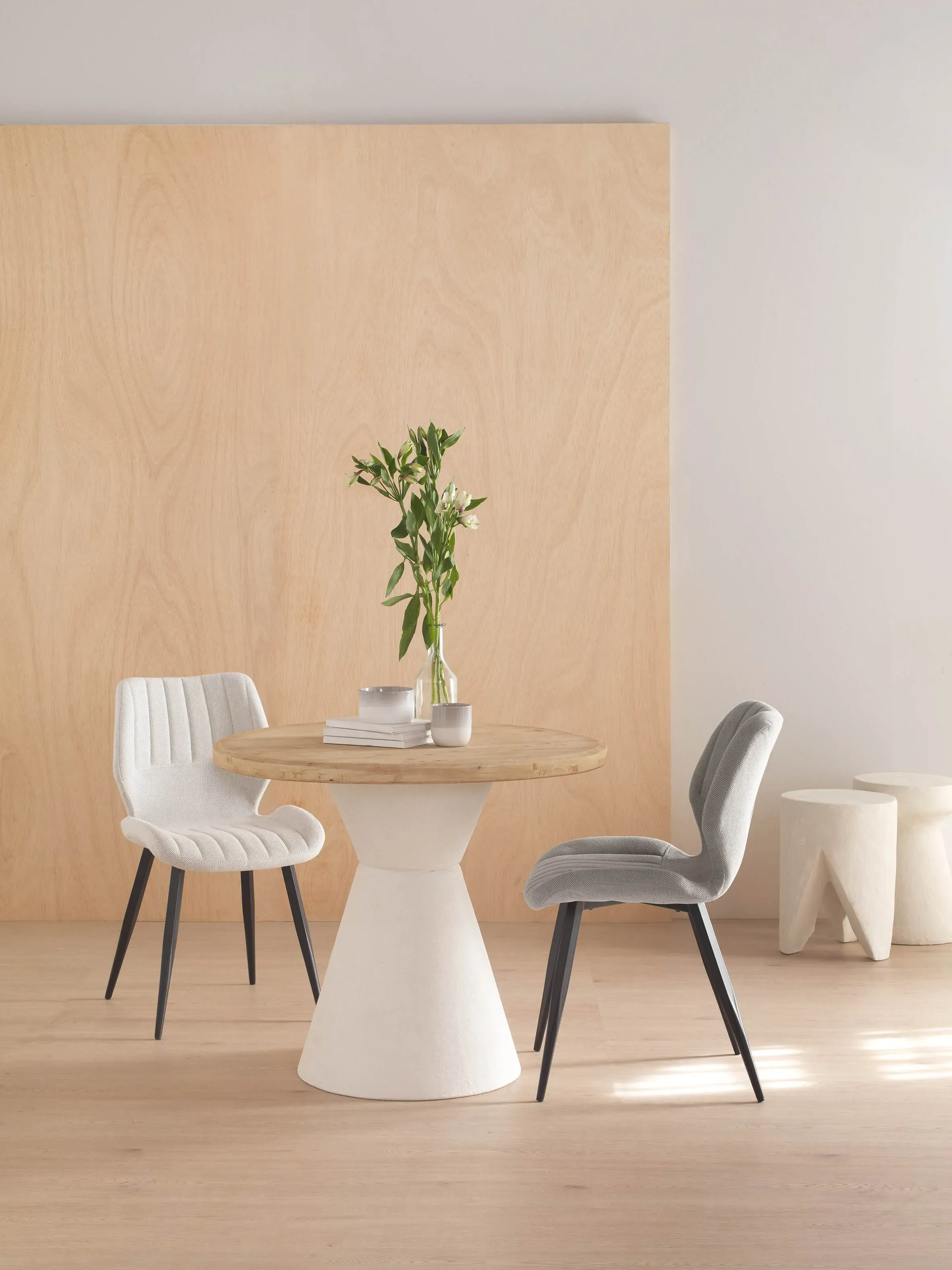 Illustration numéro 2 du produit Table de salle à manger en bois de sapin et base en polyrésine