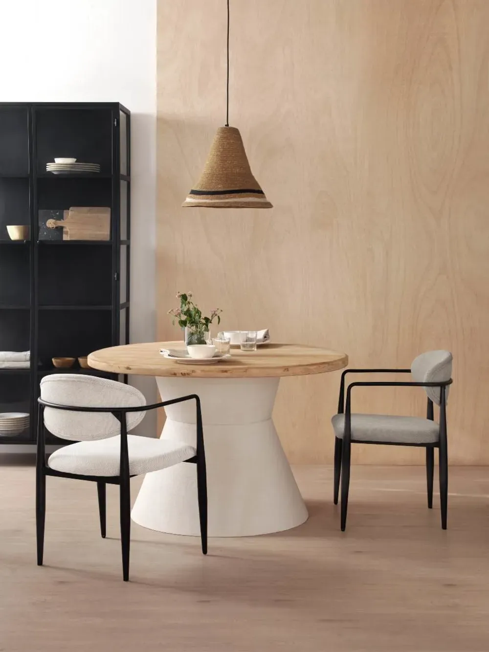 Illustration numéro 2 du produit Table de salle à manger en bois d'épicéa et base en polyrésine