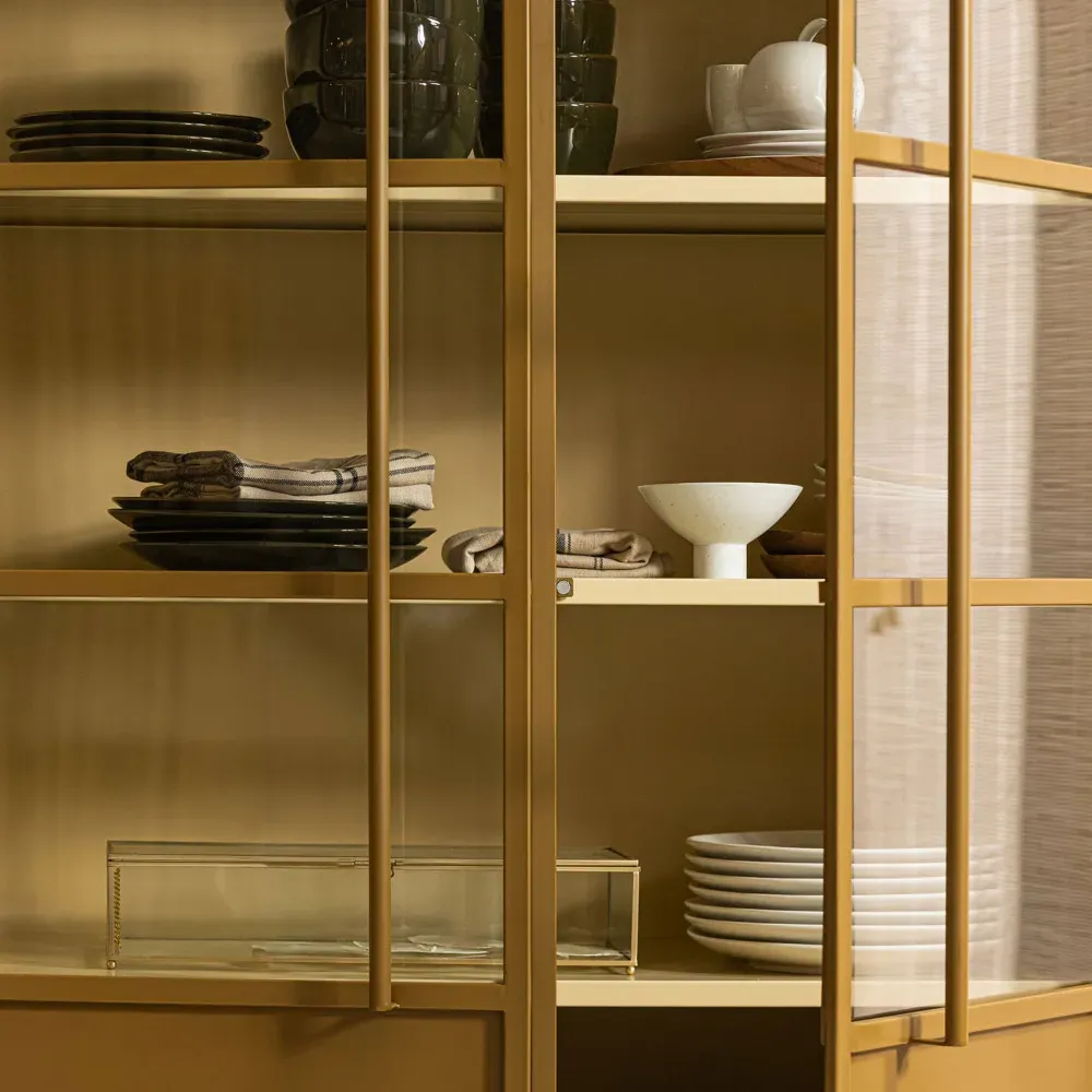 Illustration numéro 2 du produit Vitrine 2 portes en fer jaune miel