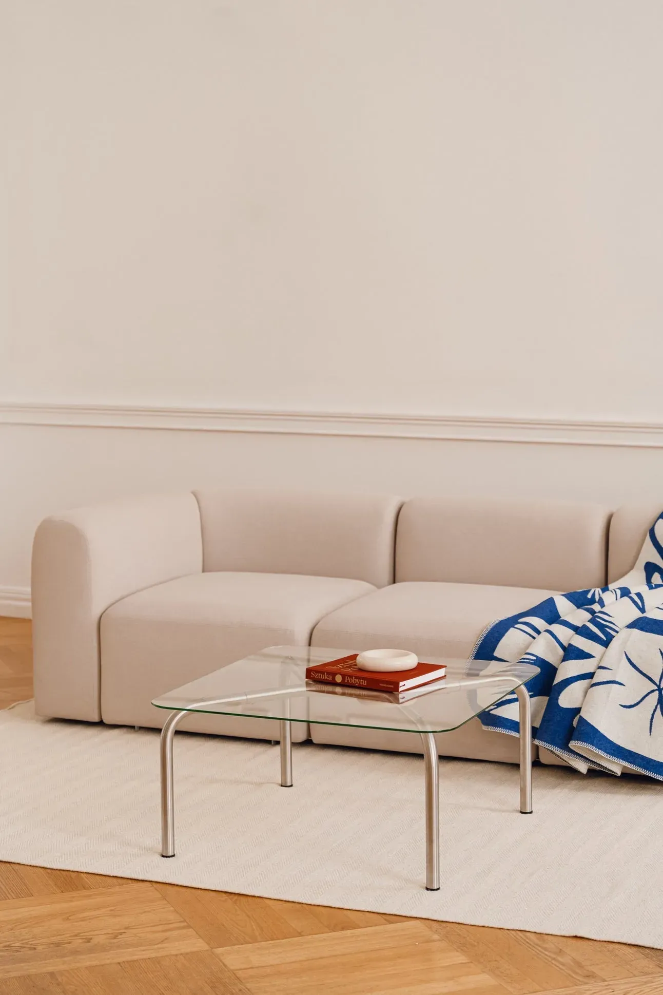 Illustration numéro 2 du produit Table basse en acier brossé avec plateau en verre