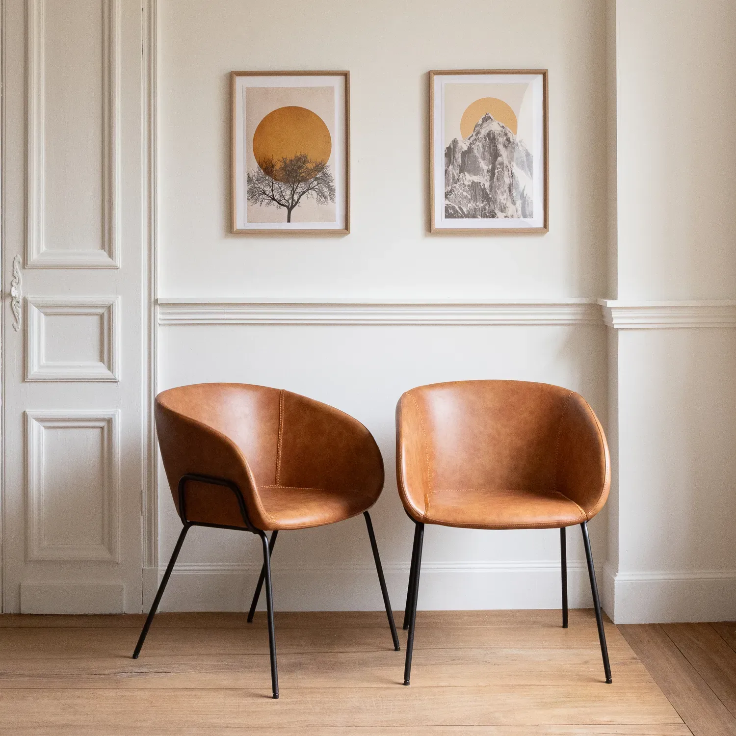 Illustration numéro 2 du produit Lot de 2 chaises en simili cognac