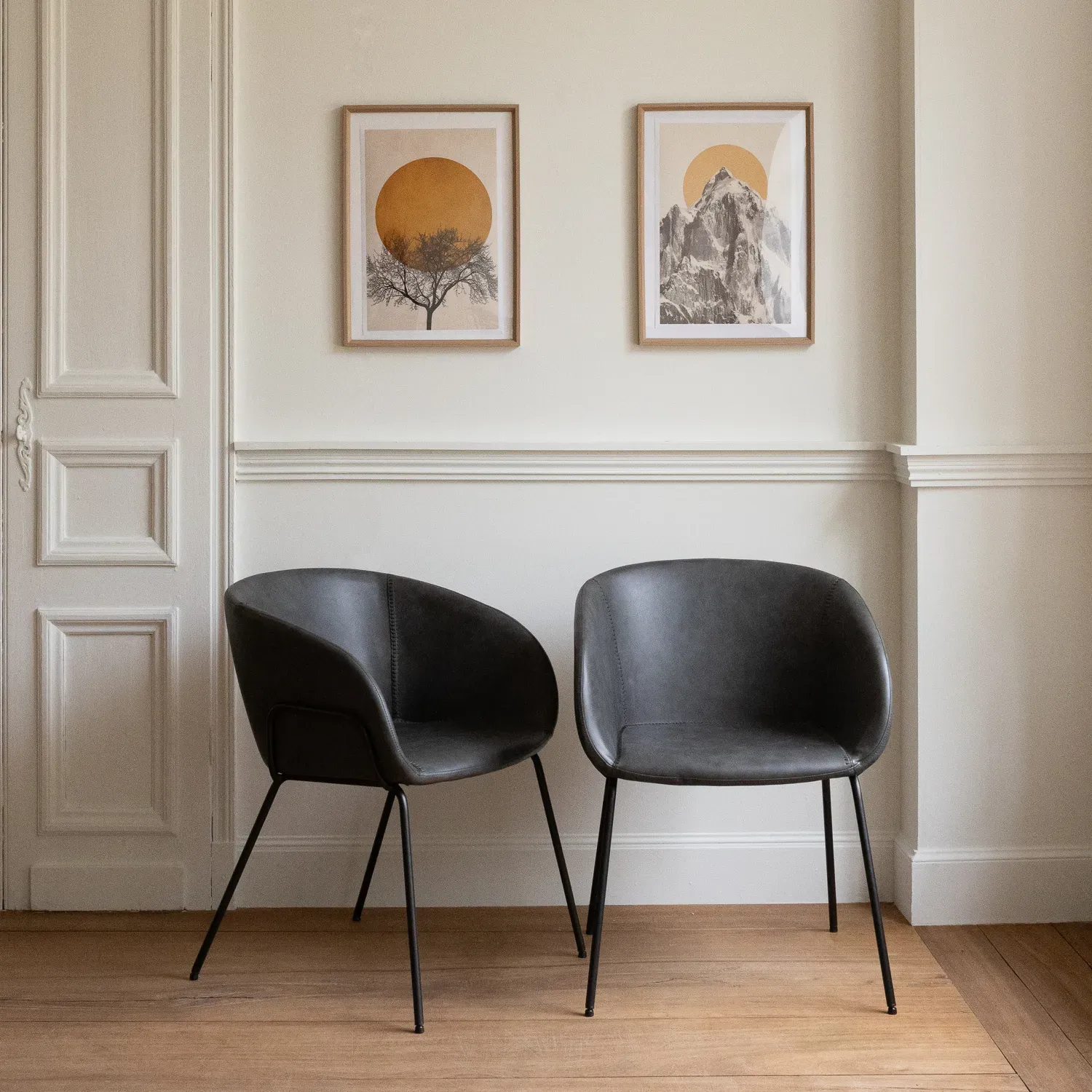 Illustration numéro 2 du produit Lot de 2 chaises en simili gris foncé