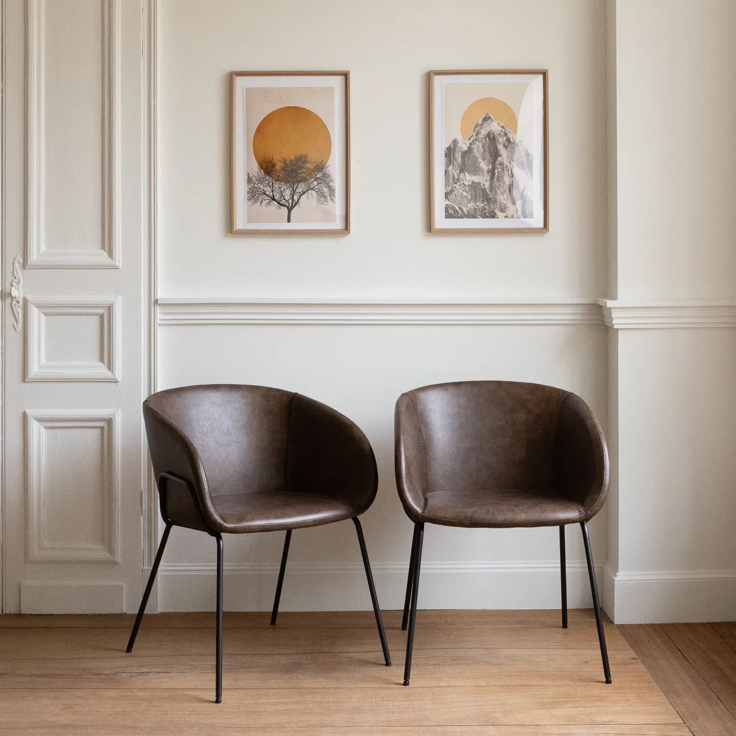 Illustration numéro 2 du produit Lot de 2 chaises en simili marron