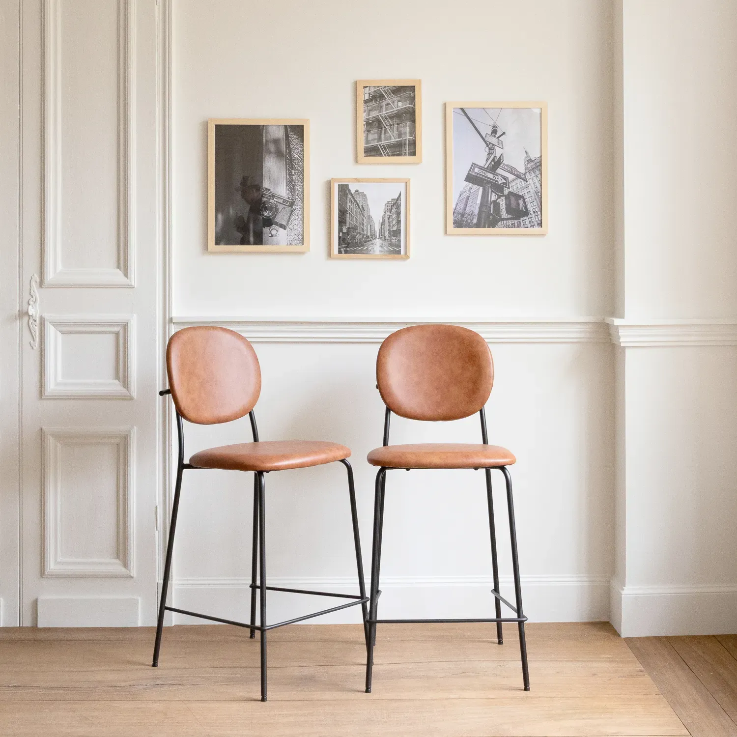 Illustration numéro 2 du produit Lot de 2 tabourets de bar en simili cognac