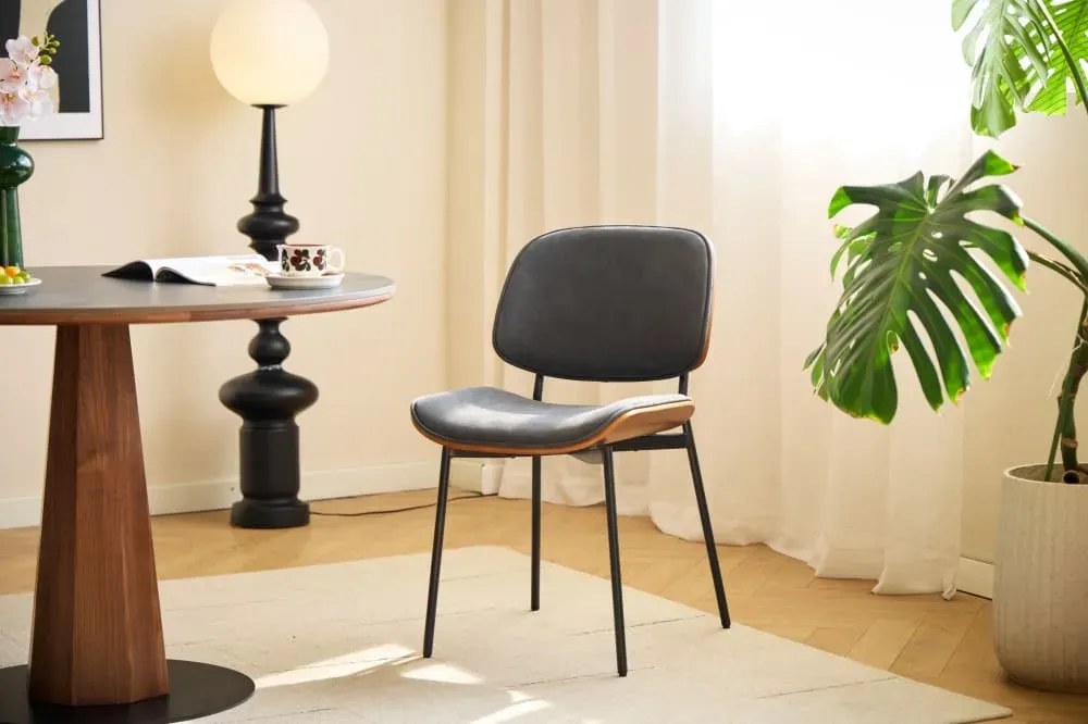 Illustration numéro 2 du produit Lot de 2 chaises industrielles en métal et simili noir