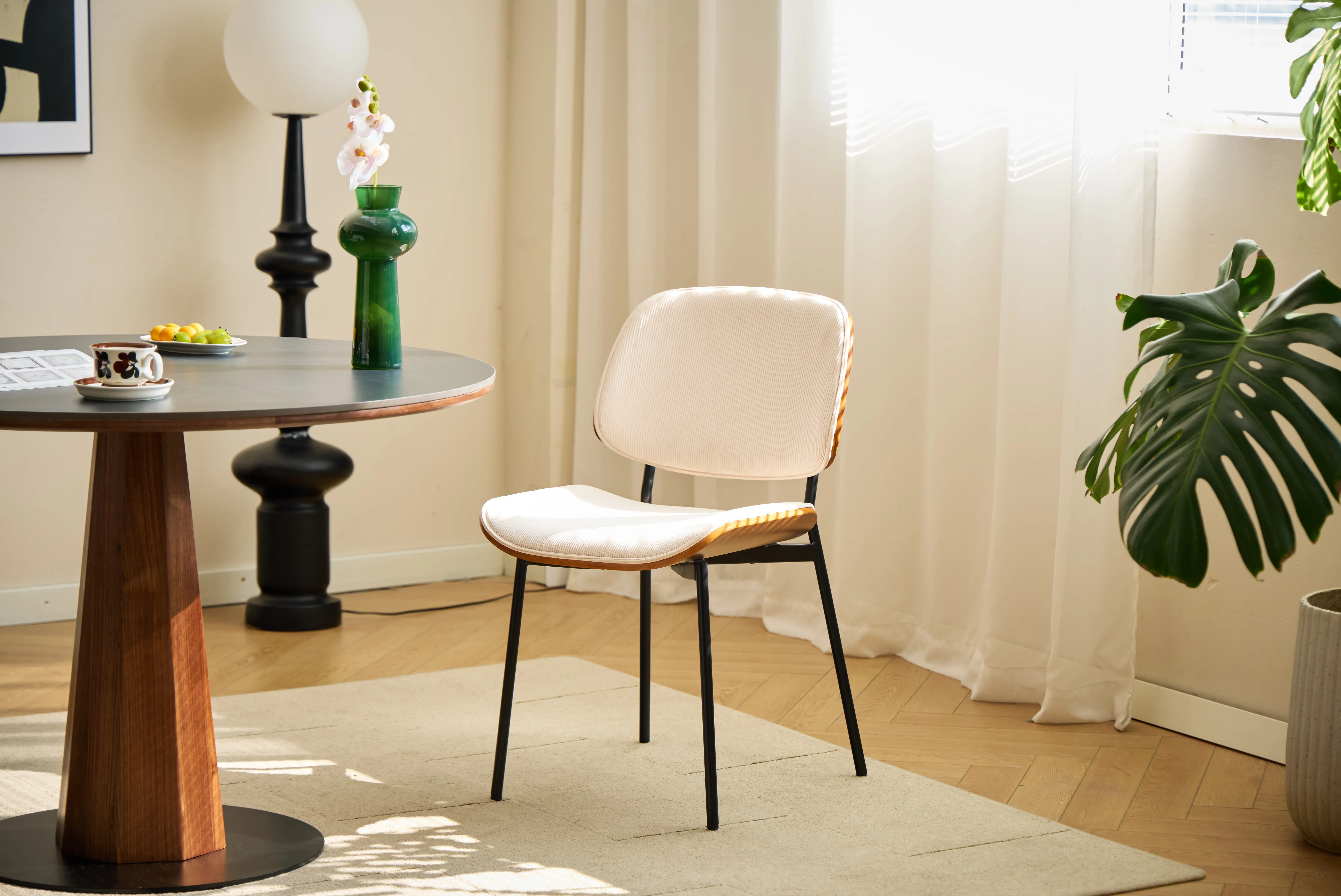 Illustration numéro 2 du produit Lot de 2 chaises industrielles en métal et velours côtelé beige