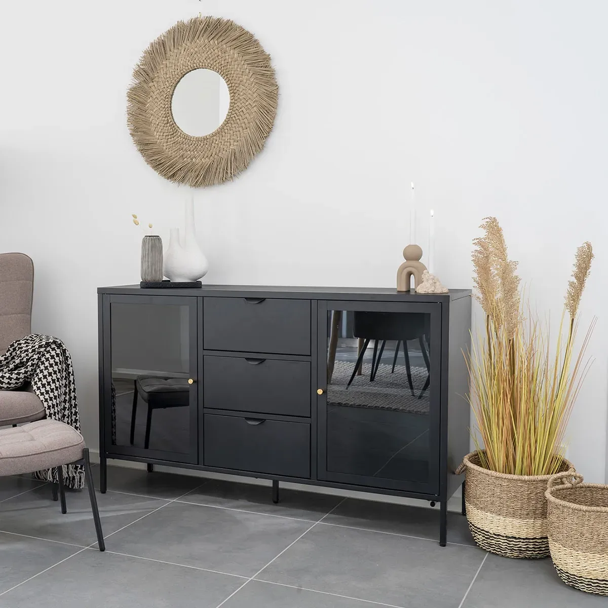 Illustration numéro 2 du produit Buffet  2 portes vitrées 3 tiroirs en métal laqué noir