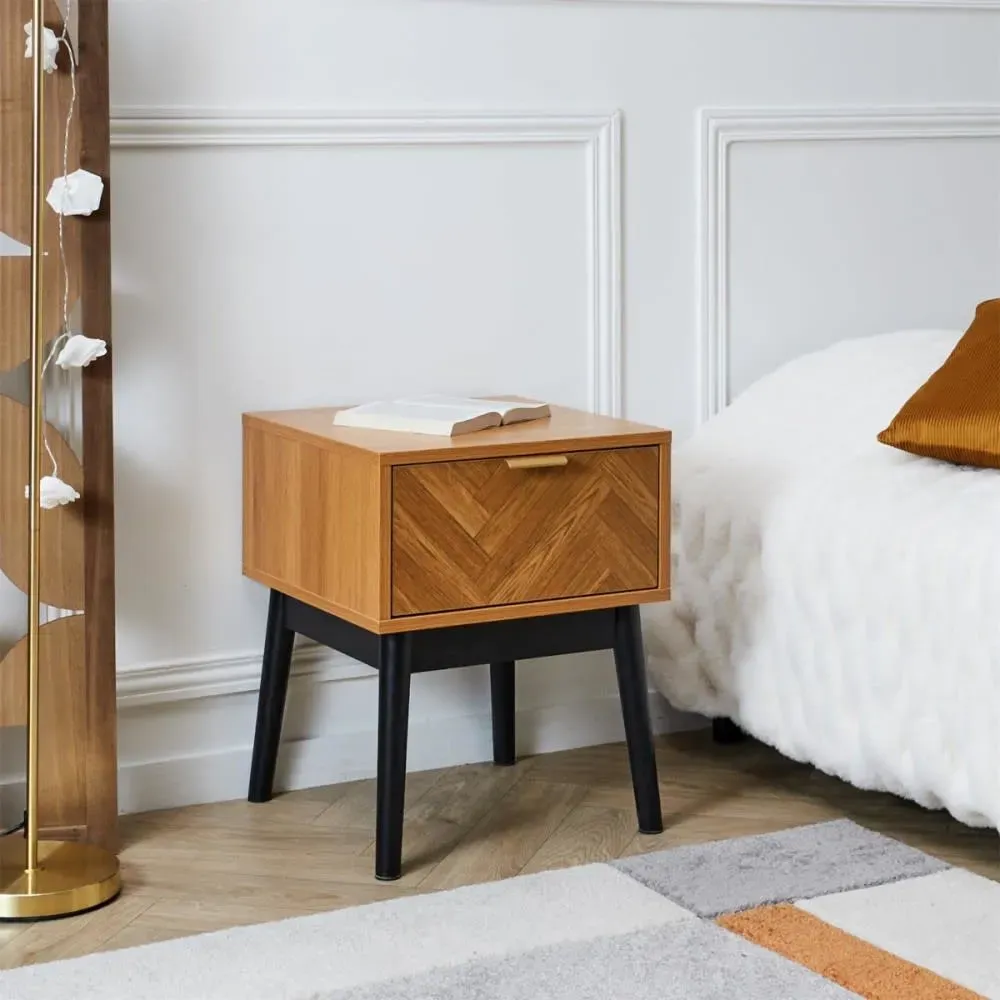 Illustration numéro 2 du produit Table de chevet en bois