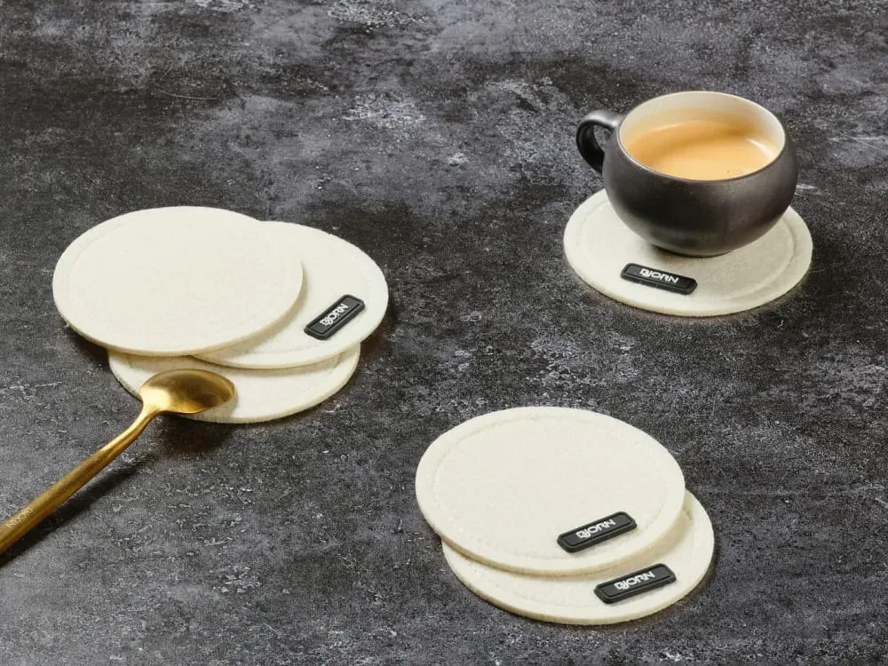 Illustration numéro 2 du produit Lot de 6 sous-verres en feutre recyclé beige D10