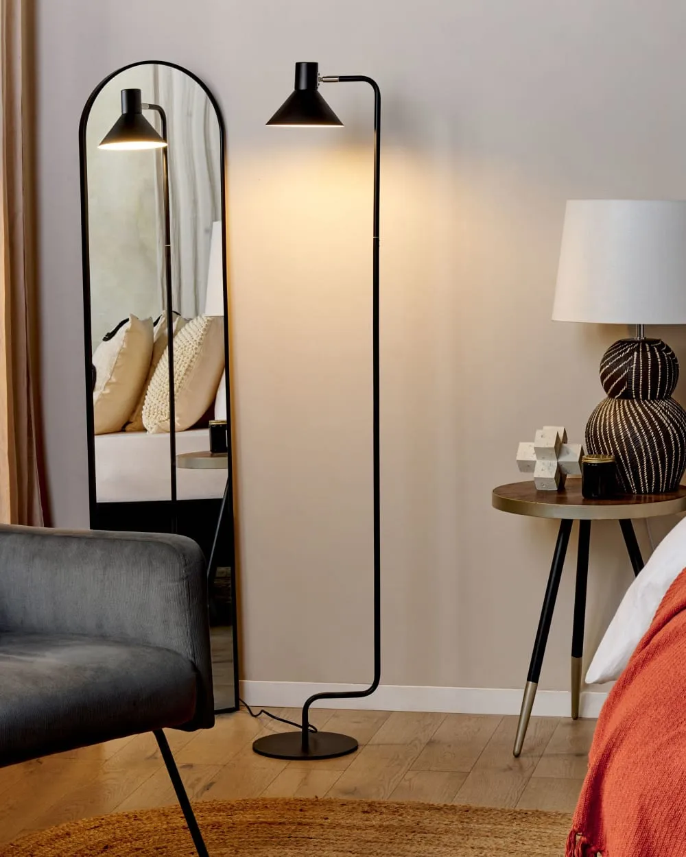 Illustration numéro 2 du produit Lampadaire réglable métal noir