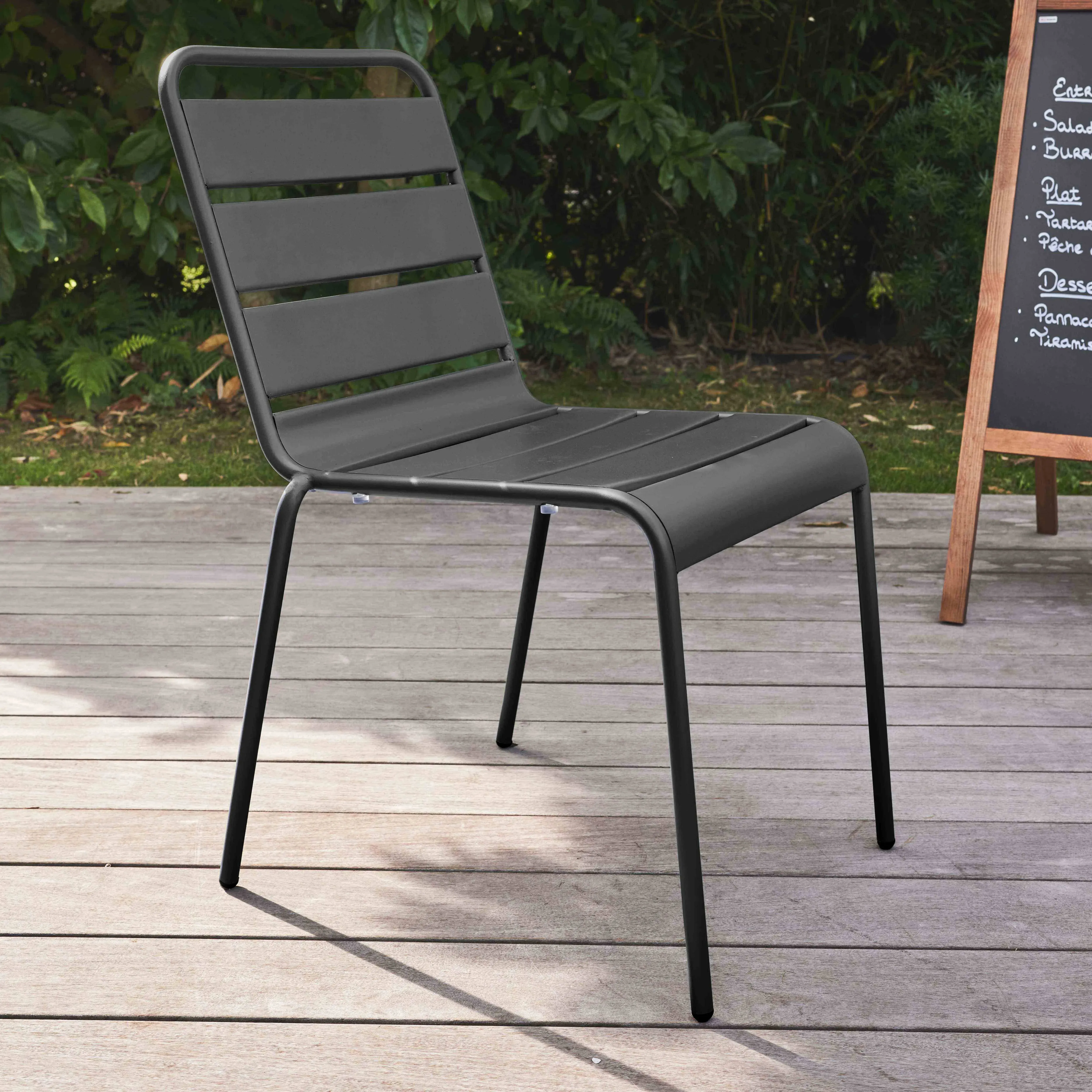 Illustration numéro 2 du produit Chaise de jardin en métal noir