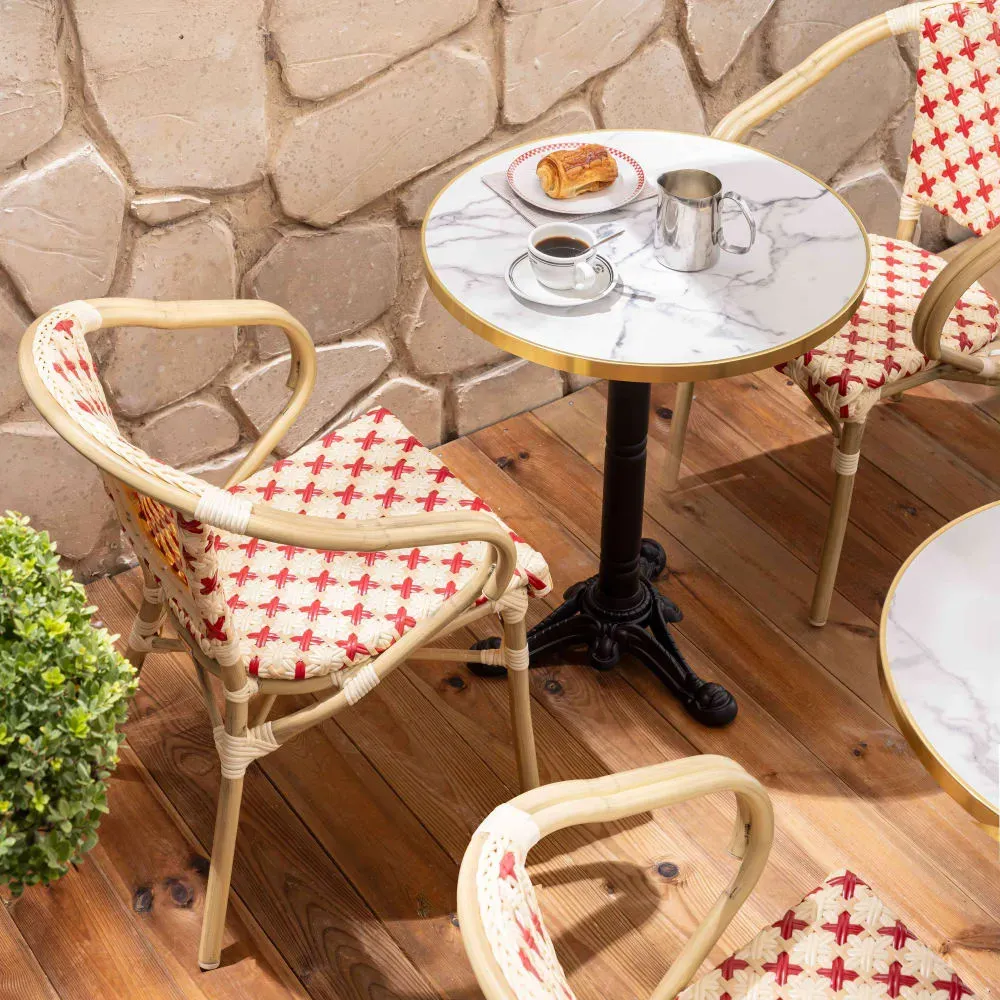 Illustration numéro 2 du produit Ensemble table de terrasse marbre blanc et 2 chaises rouge