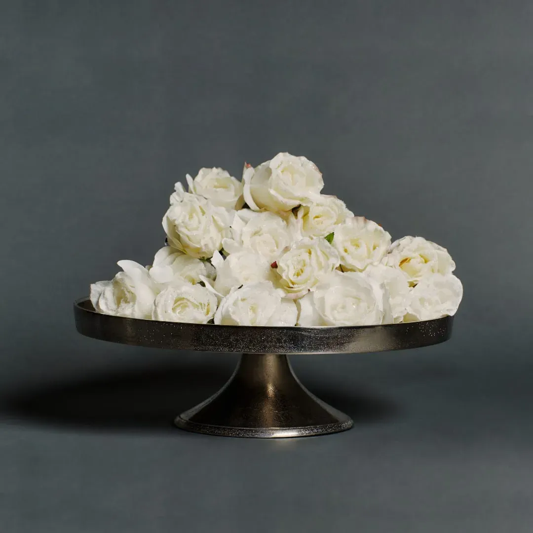 Illustration numéro 2 du produit Tige de rose artificielle enneigée fermée blanche H28