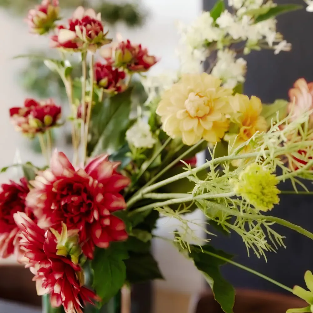 Illustration numéro 2 du produit Tige de dahlia artificielle avec bourgeon jaune pâle H69