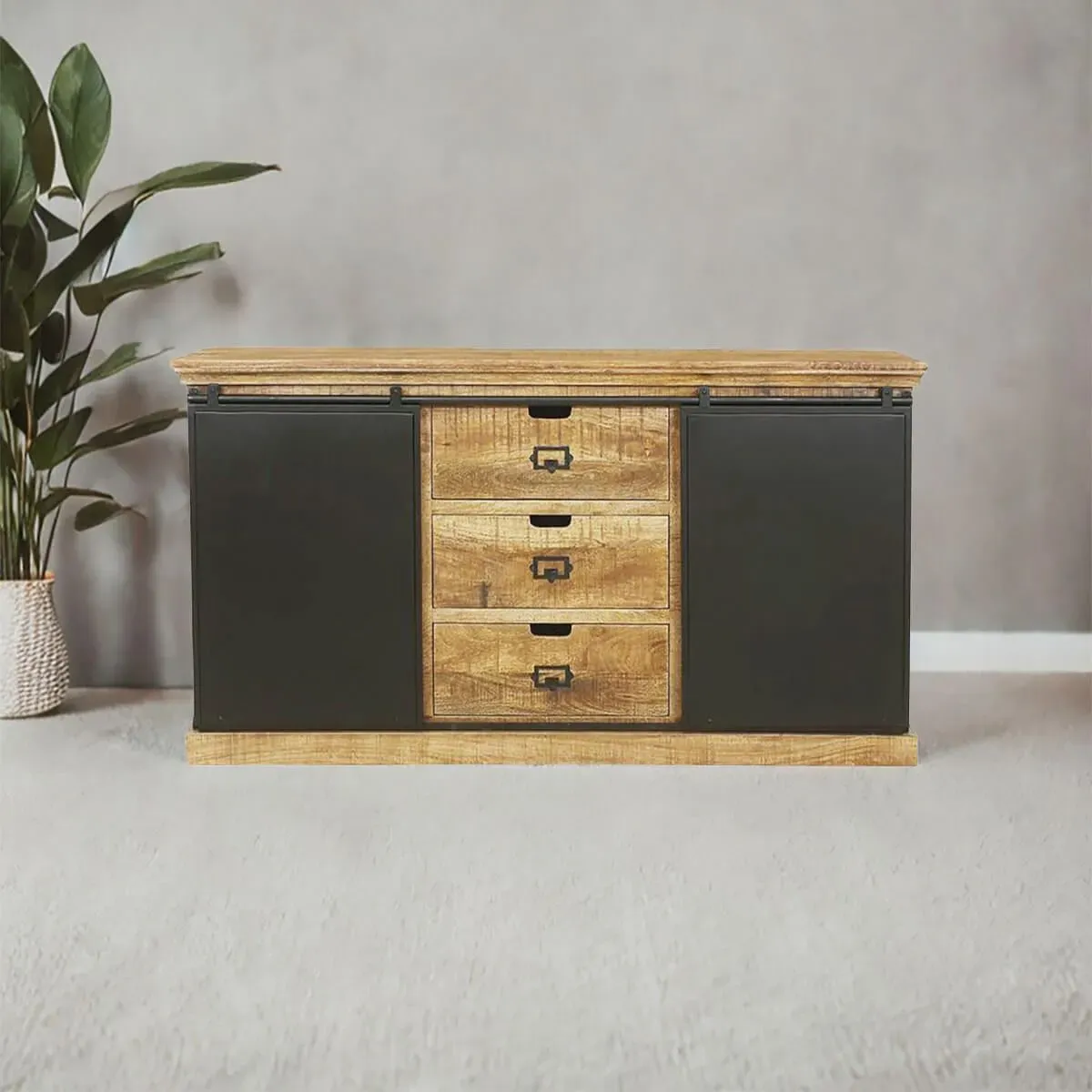 Illustration numéro 2 du produit Bahut en manguier 3 tiroirs et 2 portes coulissantes métal laqué noir