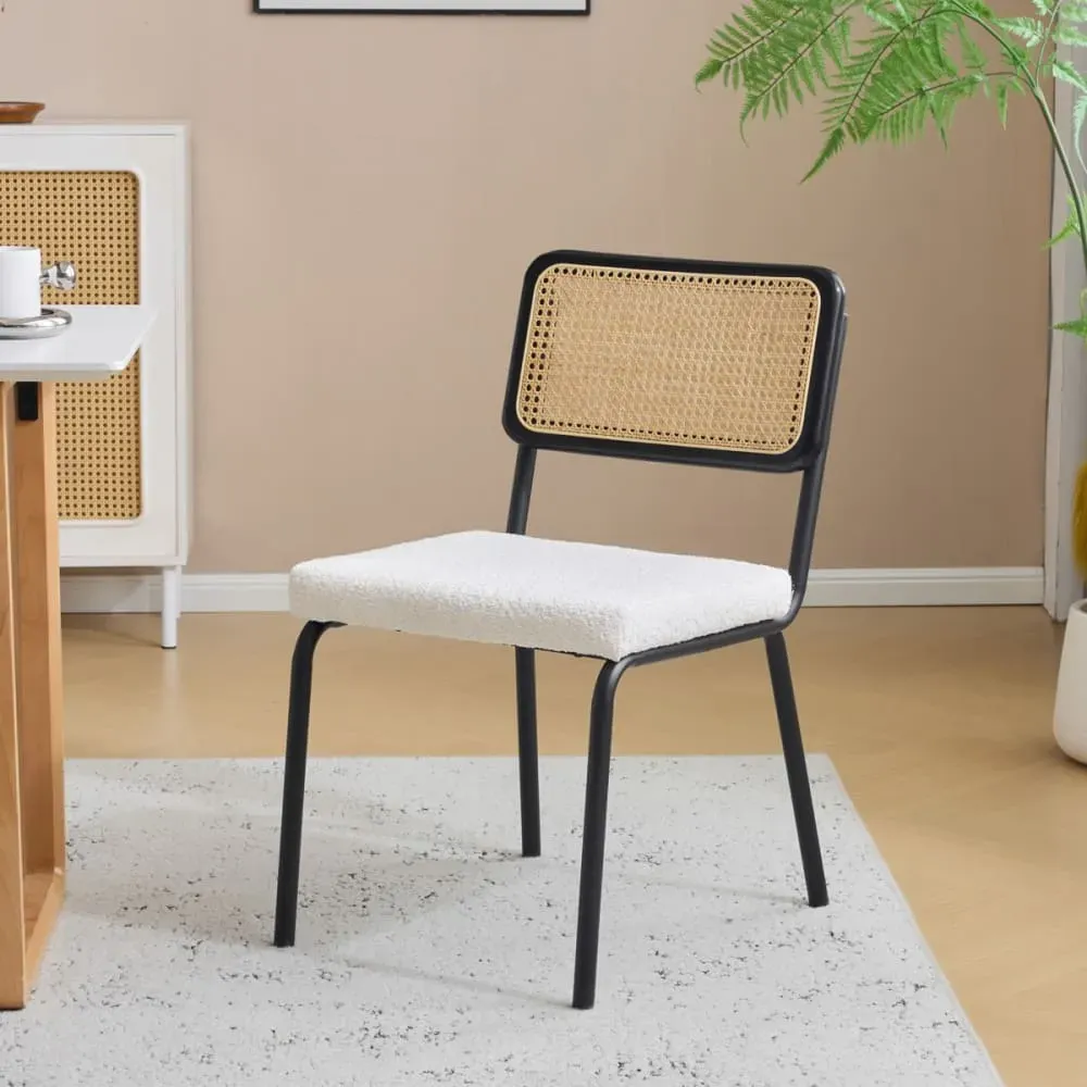 Illustration numéro 2 du produit Lot de 2 chaises noires, cannage et tissu bouclé écru