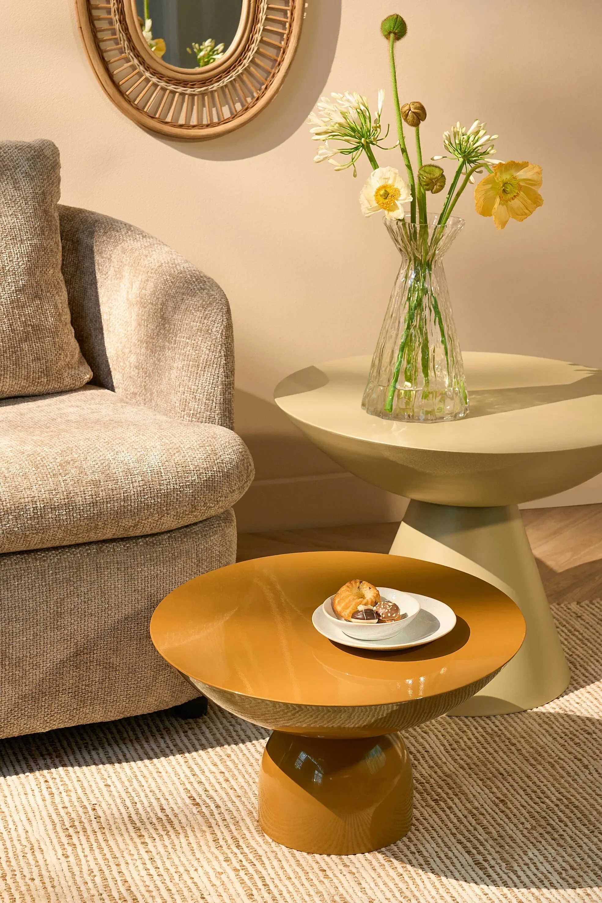 Illustration numéro 2 du produit Table d'appoint en métal beige H44