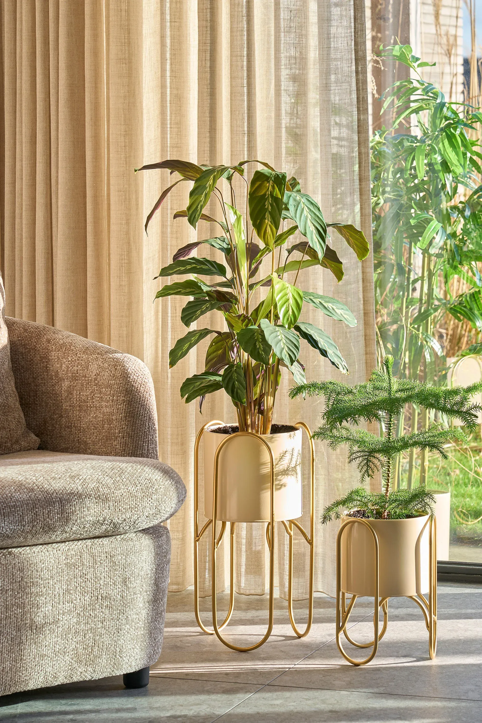 Illustration numéro 2 du produit Lot de 2 cache-pots sur pied en métal jaune clair et doré H45