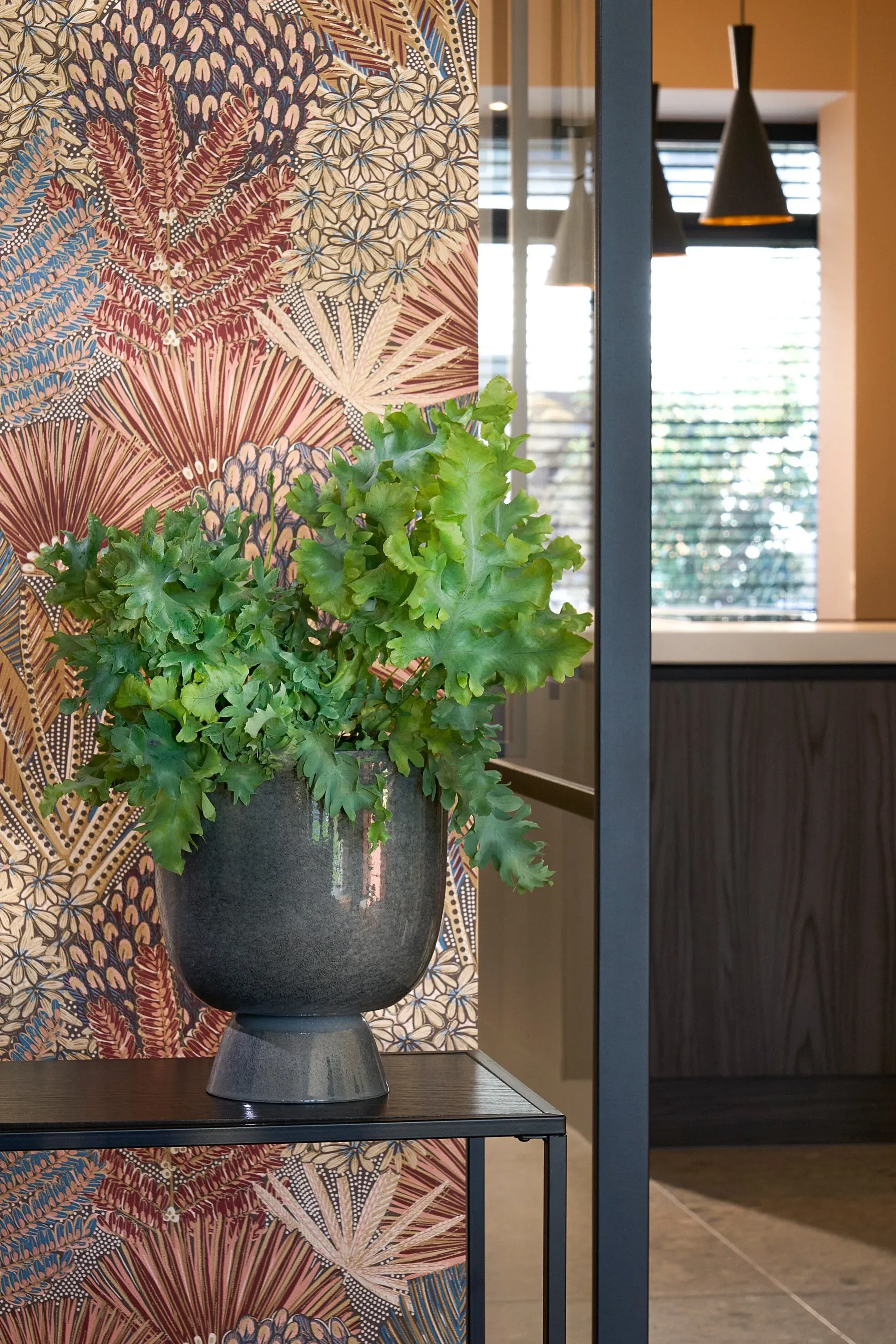 Illustration numéro 2 du produit Cache-pot sur pied en métal gris H22