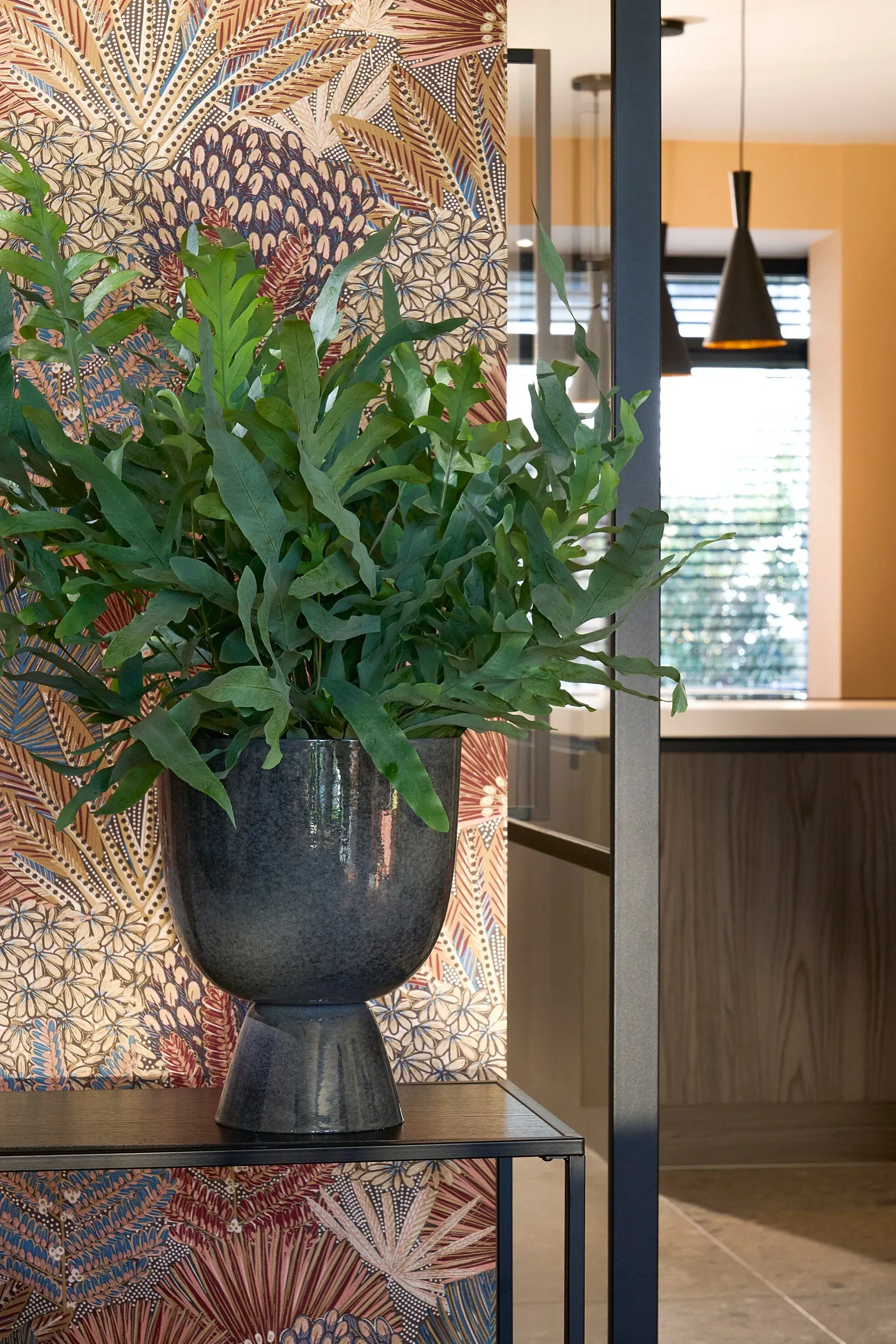 Illustration numéro 2 du produit Cache-pot sur pied en métal gris H28