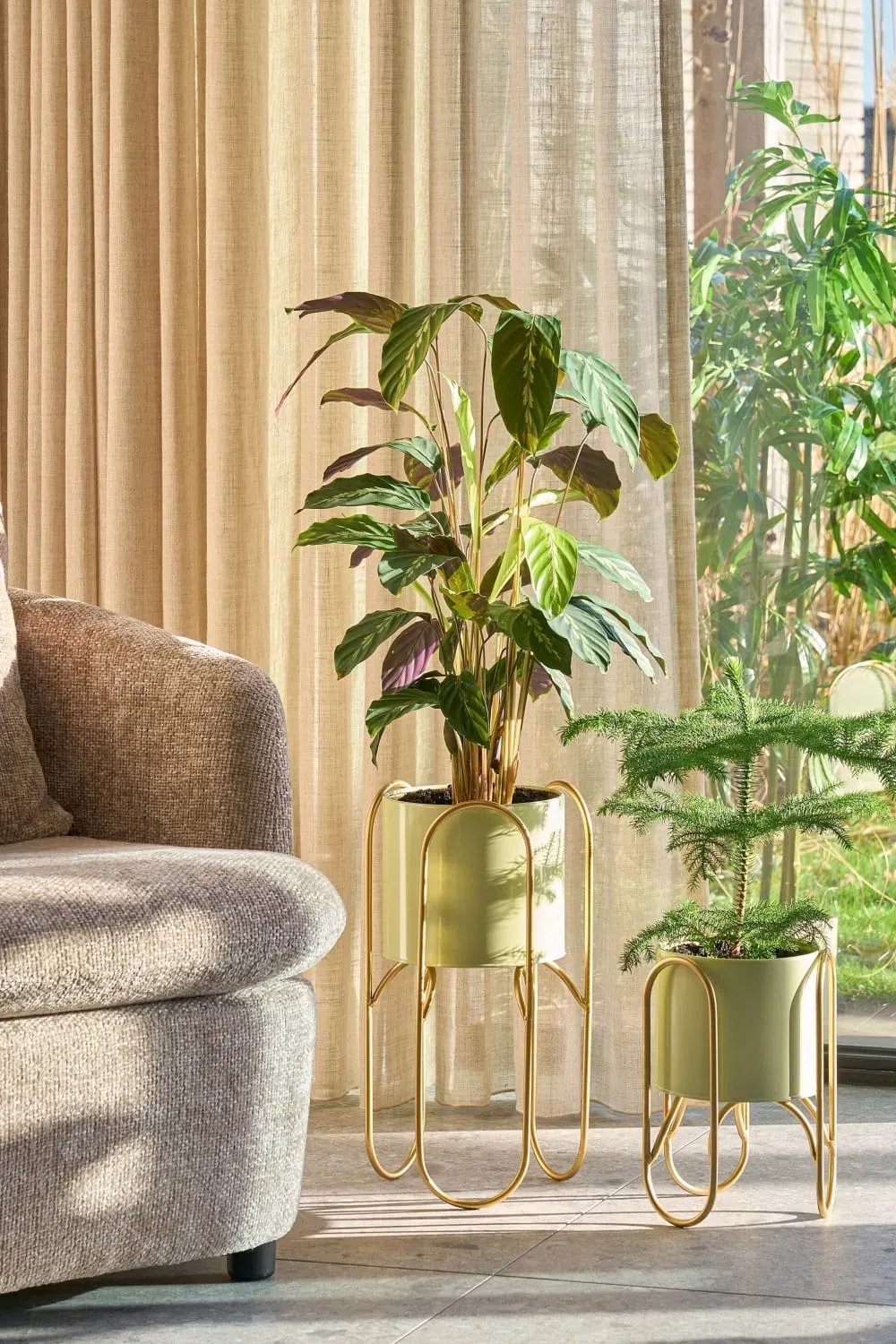 Illustration numéro 2 du produit Lot de 2 cache-pots sur pied en métal vert clair et doré H45