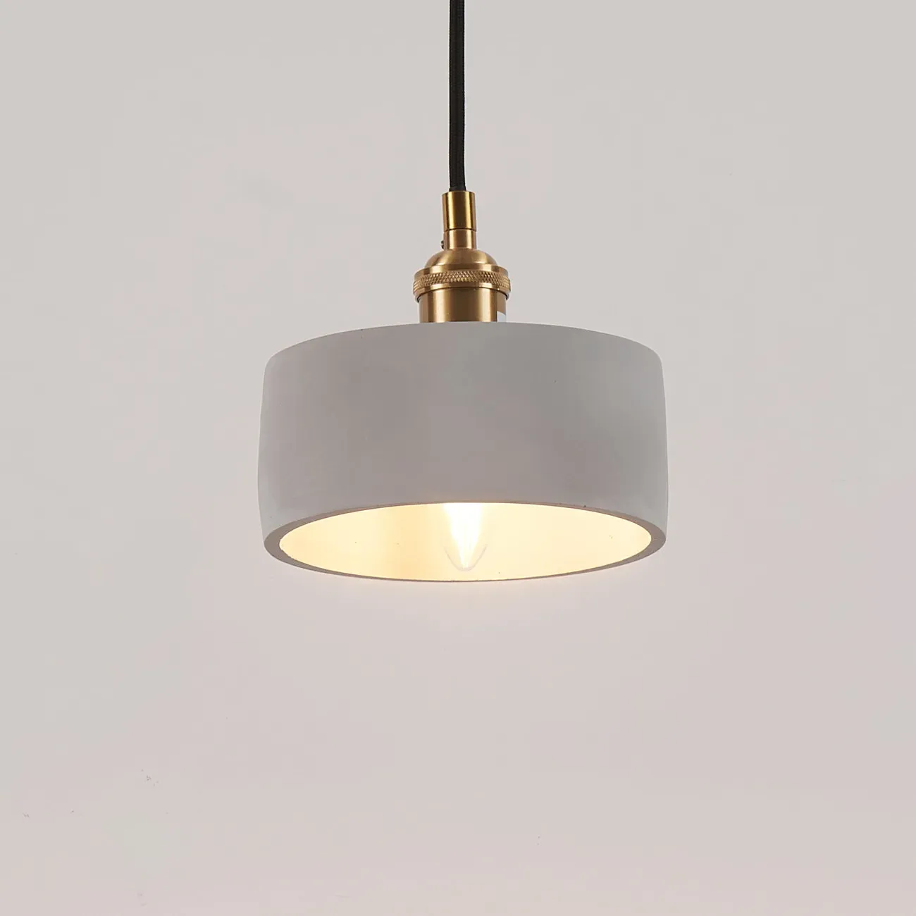 Illustration numéro 2 du produit Suspension en béton et métal Gris 16 cm