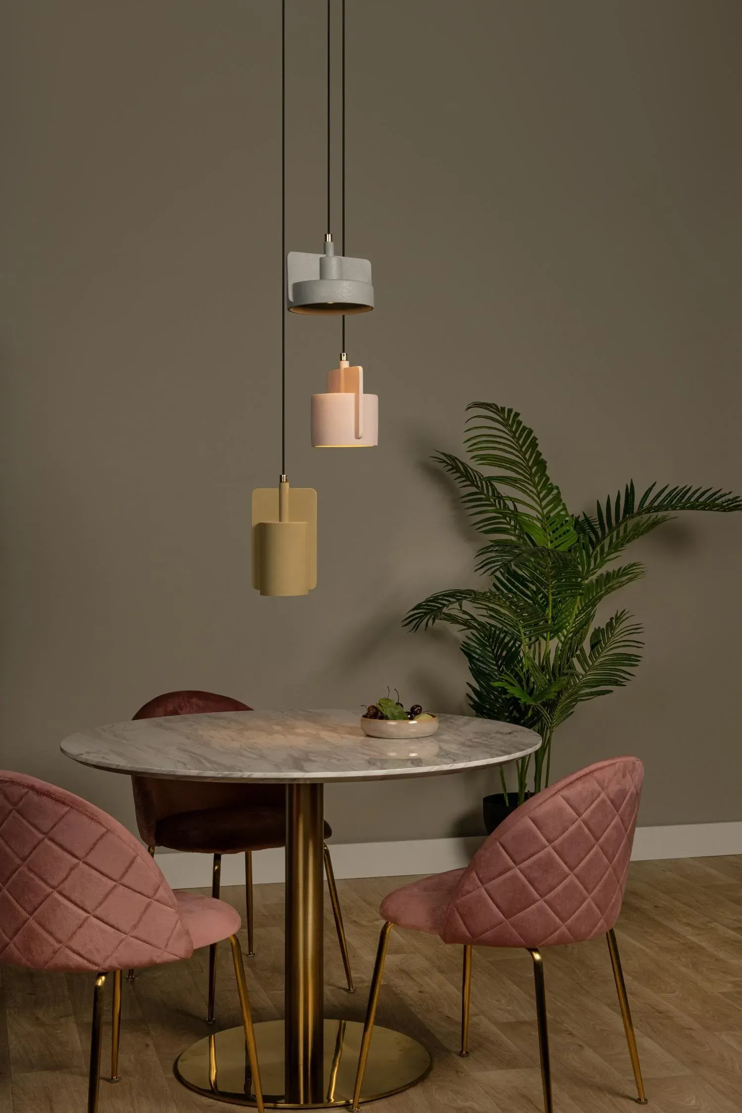 Illustration numéro 2 du produit Suspension béton 3 lumières multicolor