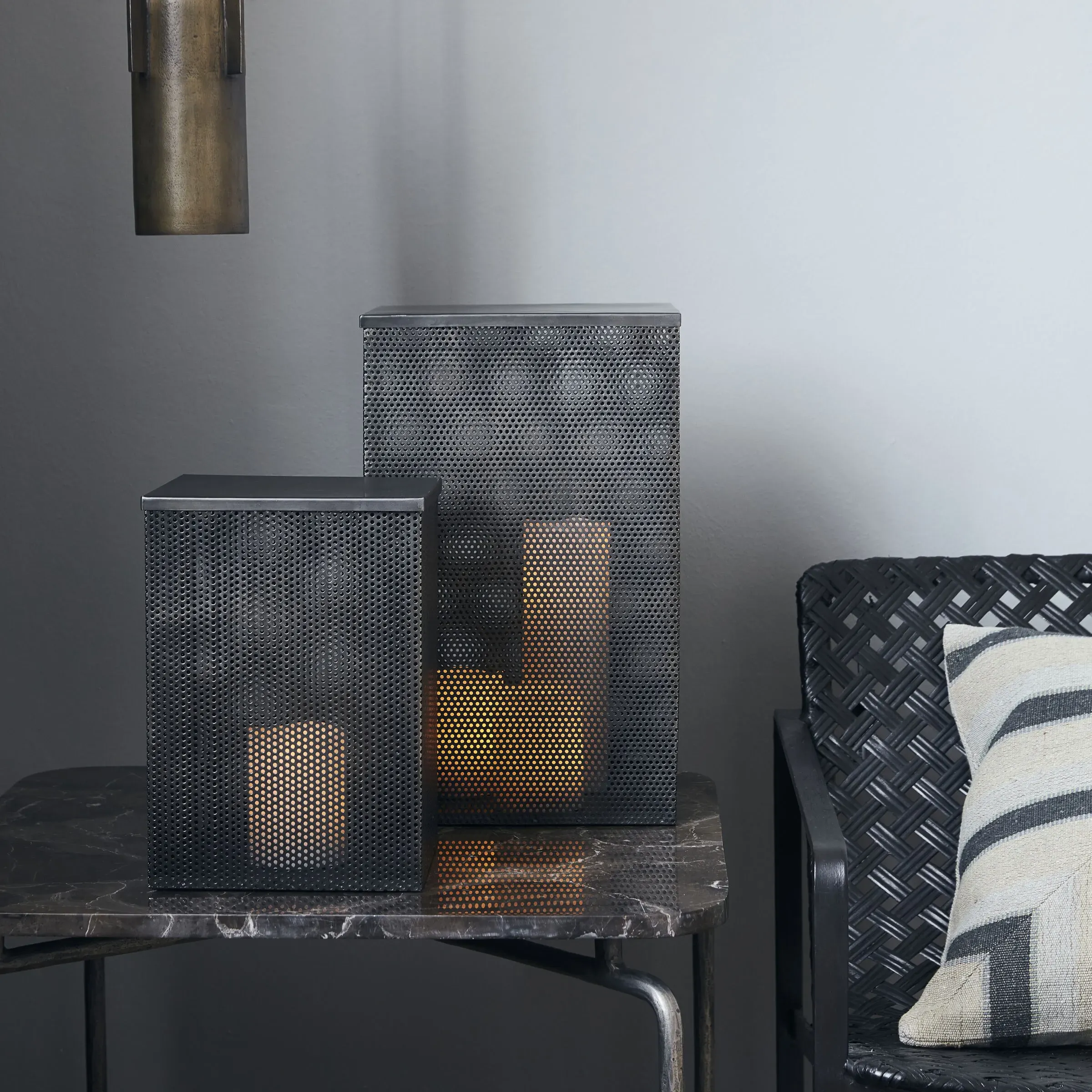 Illustration numéro 2 du produit Lanternes en métal noir ( Lot de 2 )