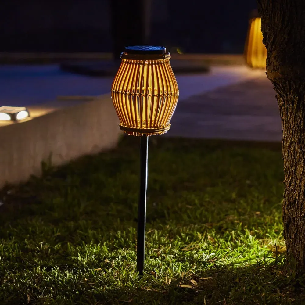 Illustration numéro 2 du produit Balise solaire à planter Polyrotin Marron H70CM