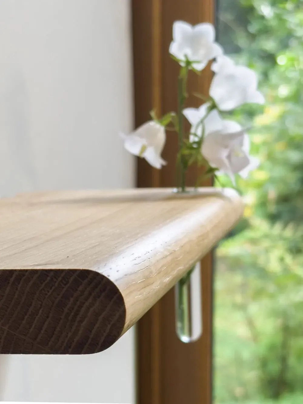 Illustration numéro 2 du produit Berge S - Étagère avec soliflore en chêne