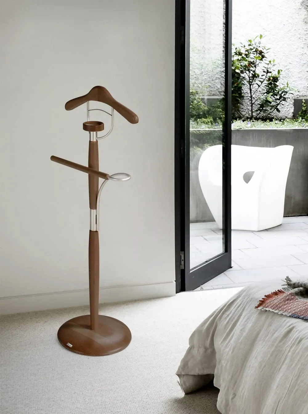 Illustration numéro 2 du produit Valet de nuit en bois de hêtre noyer 110x45x32 cm