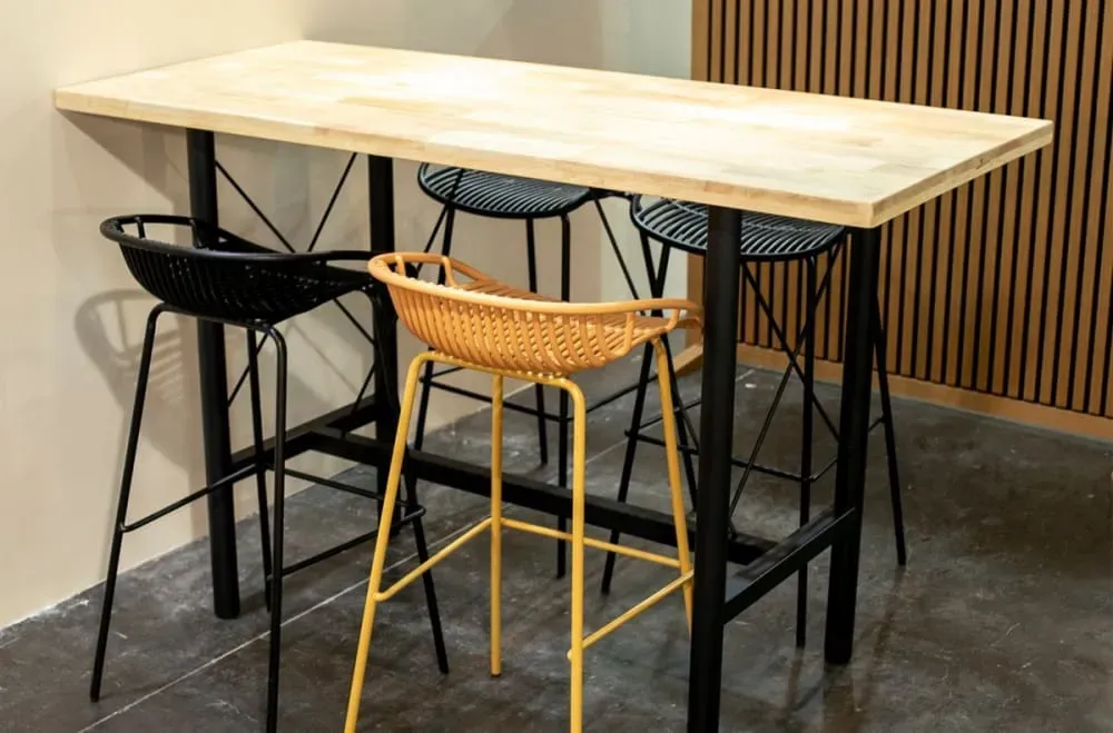Illustration numéro 2 du produit Table haute en bois et acier noir style industriel