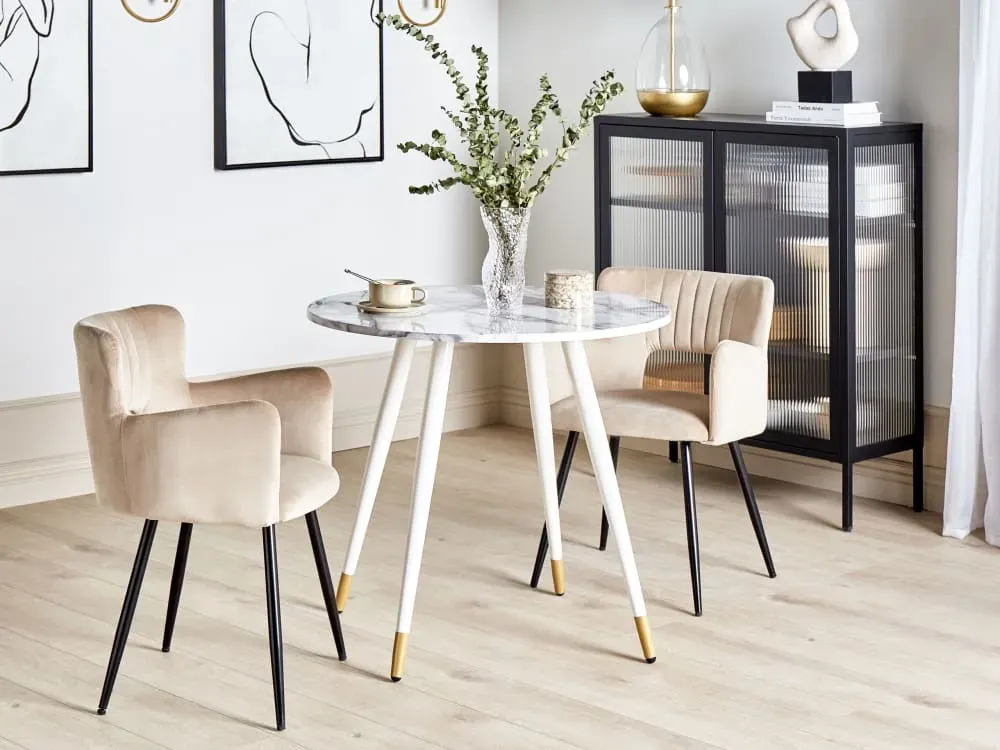 Illustration numéro 2 du produit Table de salle à manger en 4 personnes L80