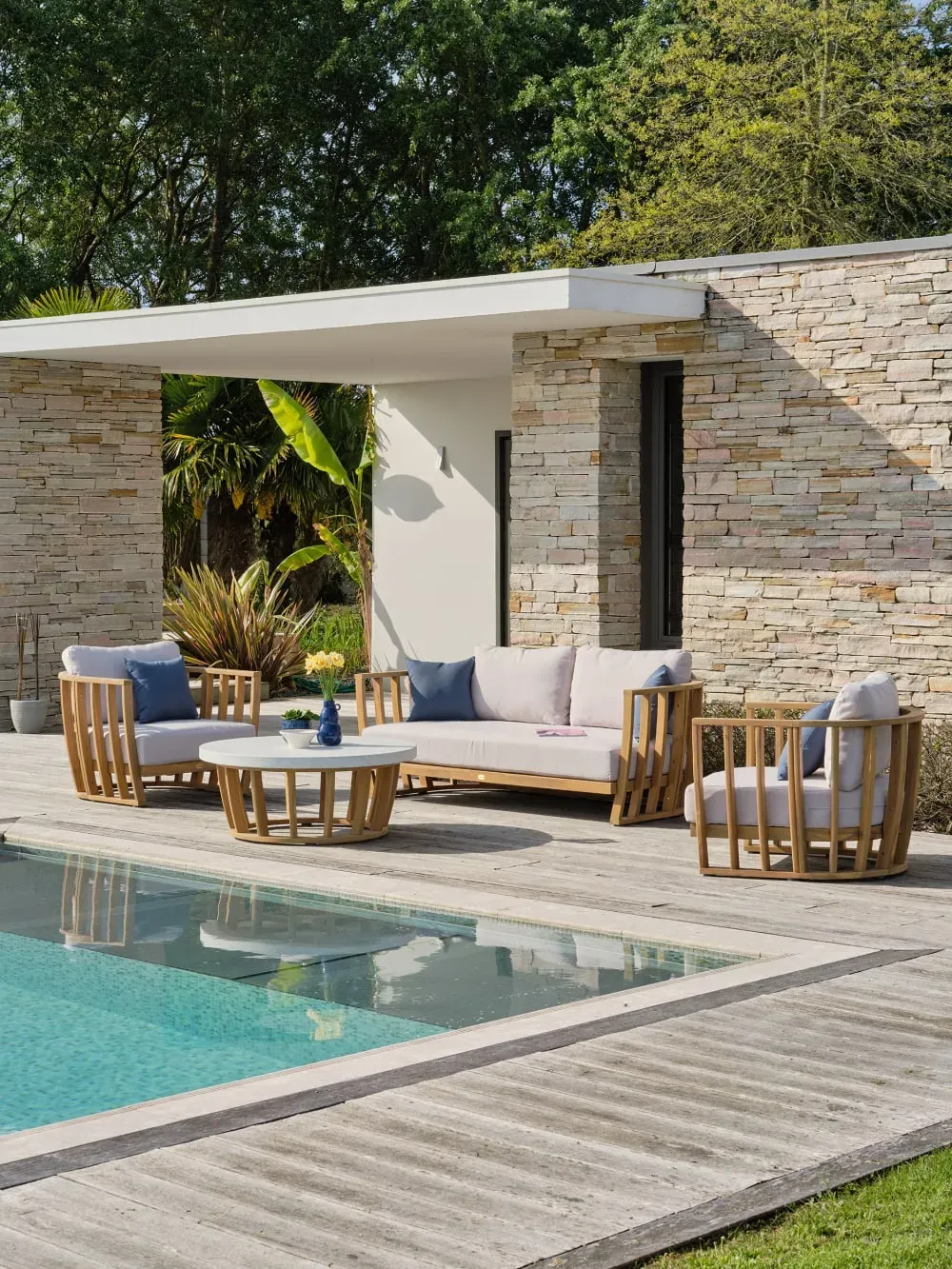 Illustration numéro 2 du produit Salon bas de jardin 5 places en bois d'acacia, plateau effet béton