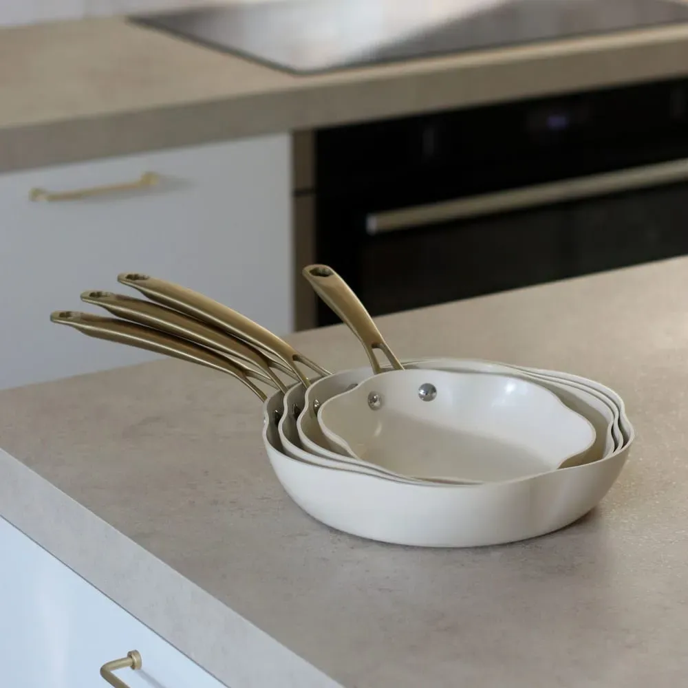 Illustration numéro 2 du produit Poêle en aluminium recyclé beige 20cm en forme de fleur