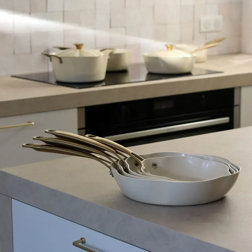 Illustration numéro 2 du produit Poêle en aluminium recyclé beige 28cm en forme de fleur