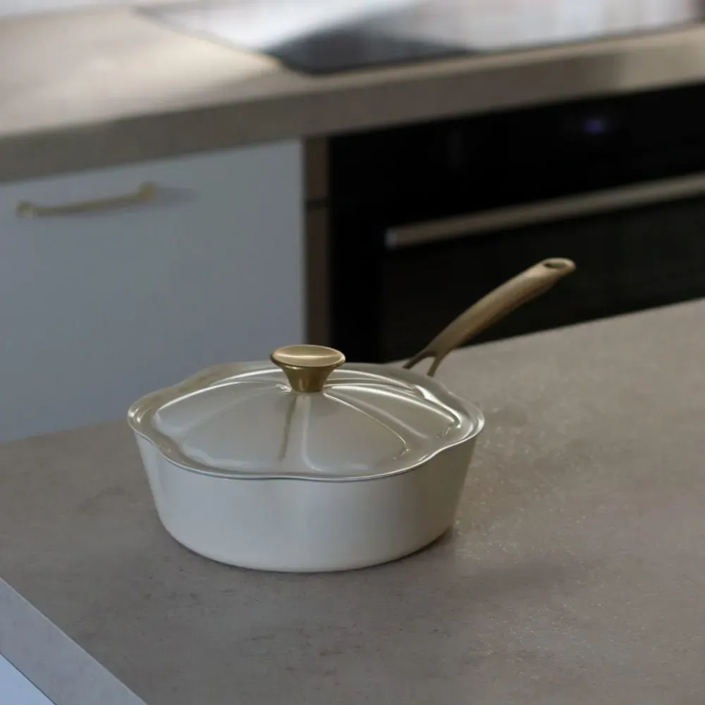 Illustration numéro 2 du produit Sauteuse en aluminium recyclé beige 24cm en forme de fleur