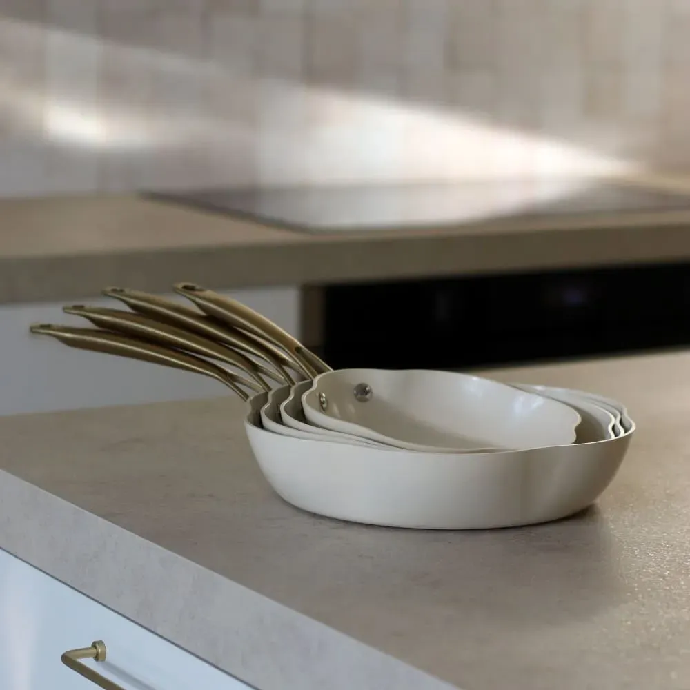 Illustration numéro 2 du produit Poêle en aluminium recyclé beige 24cm en forme de fleur