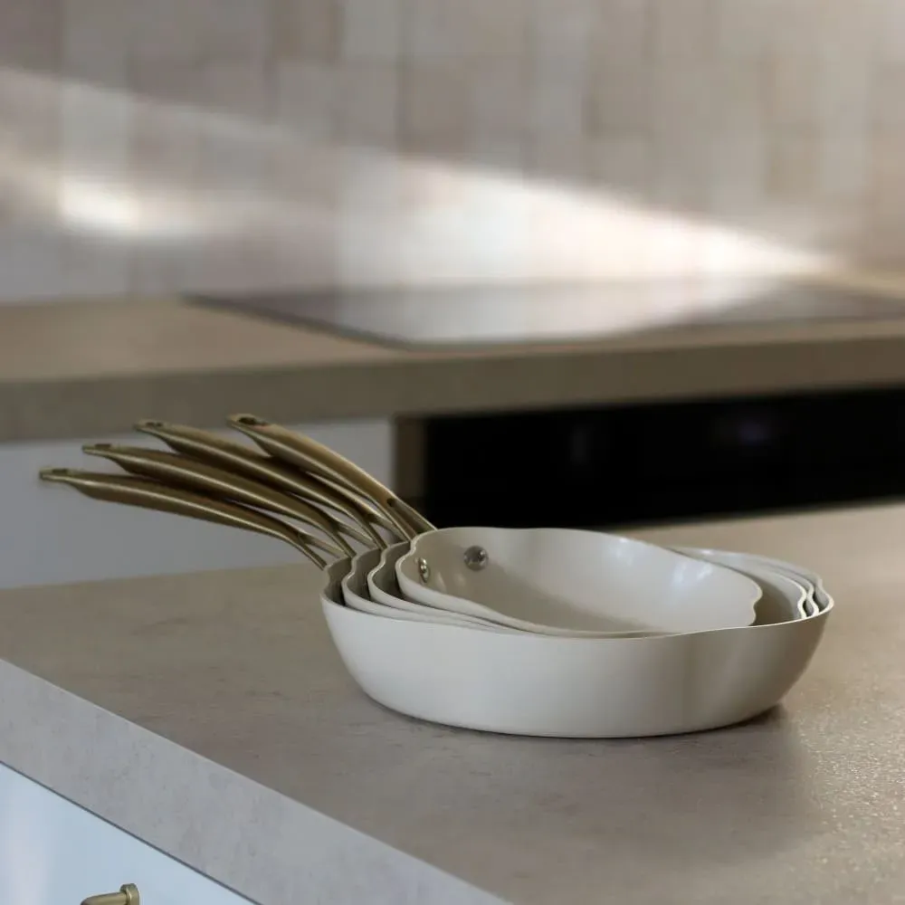 Illustration numéro 2 du produit Poêle en aluminium recyclé beige 26cm en forme de fleur