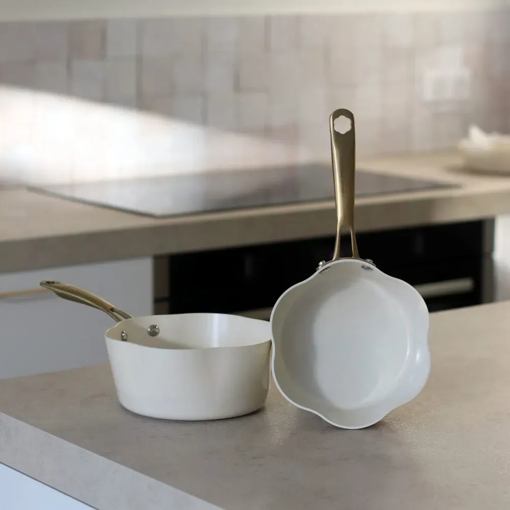 Illustration numéro 2 du produit Casserole en aluminium recyclé beige 20cm en forme de fleur