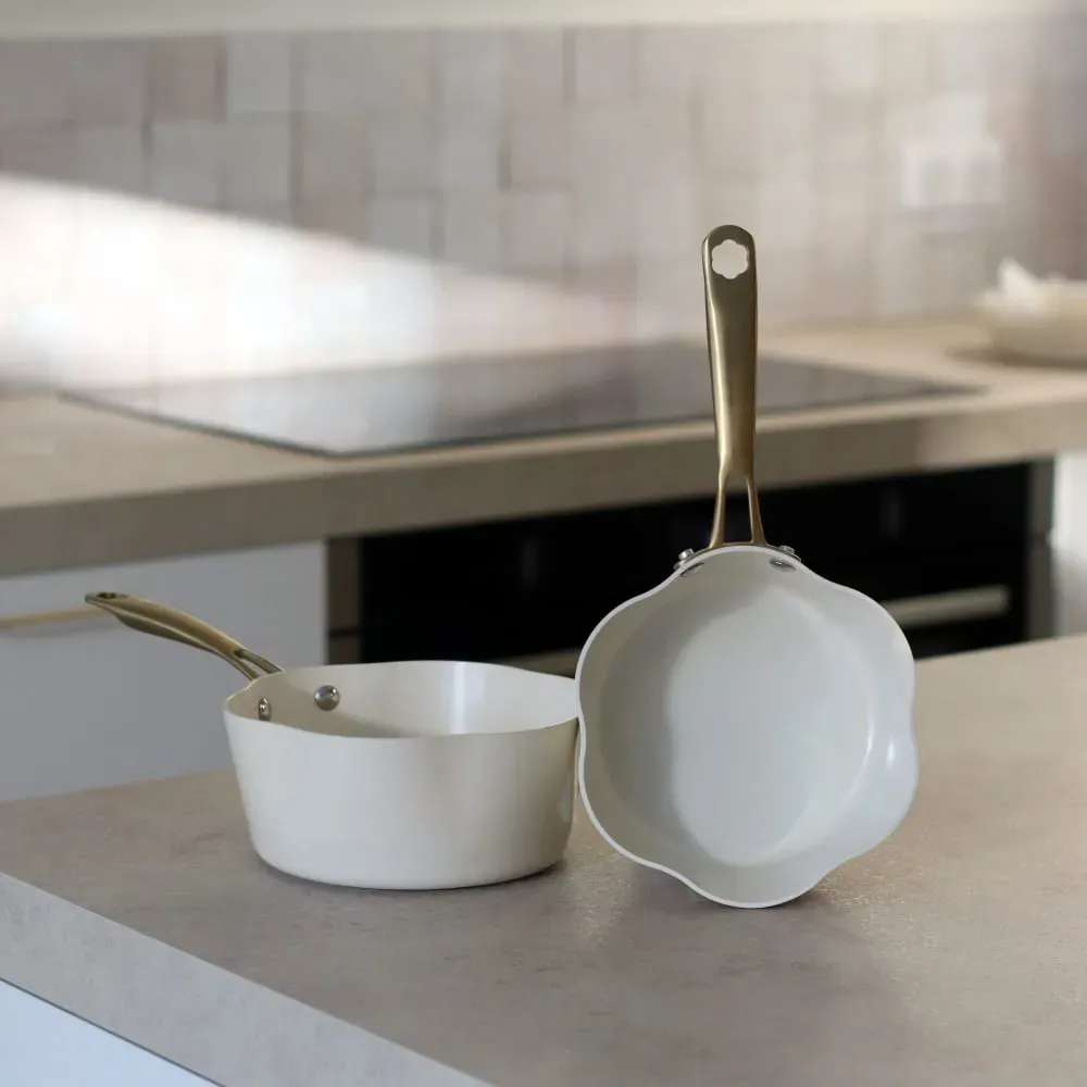 Illustration numéro 2 du produit Casserole en aluminium recyclé beige 18cm en forme de fleur