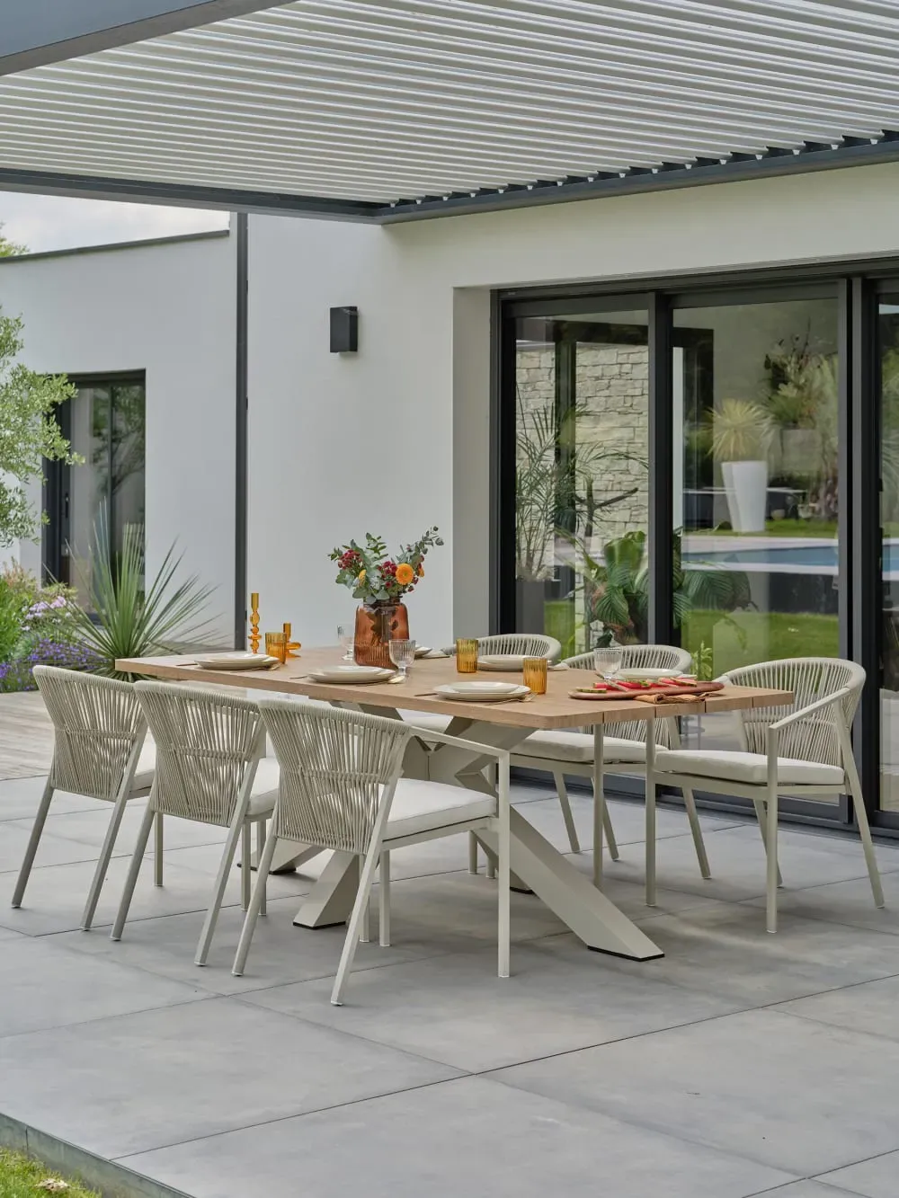 Illustration numéro 2 du produit Ensemble repas de jardin 6 places - Grège