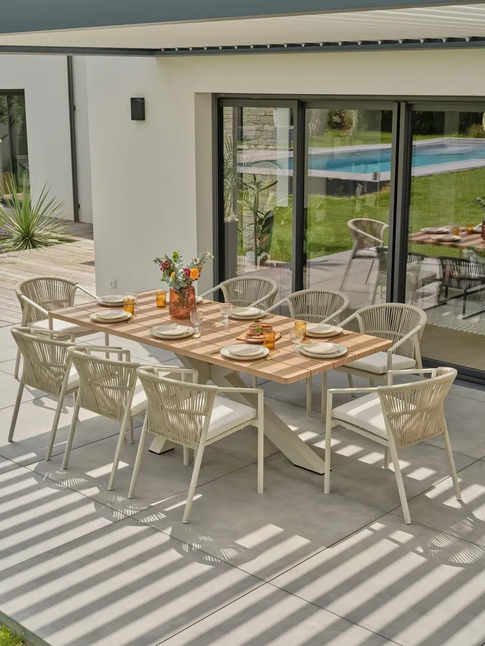 Illustration numéro 2 du produit Ensemble repas de jardin 8 places - Grège