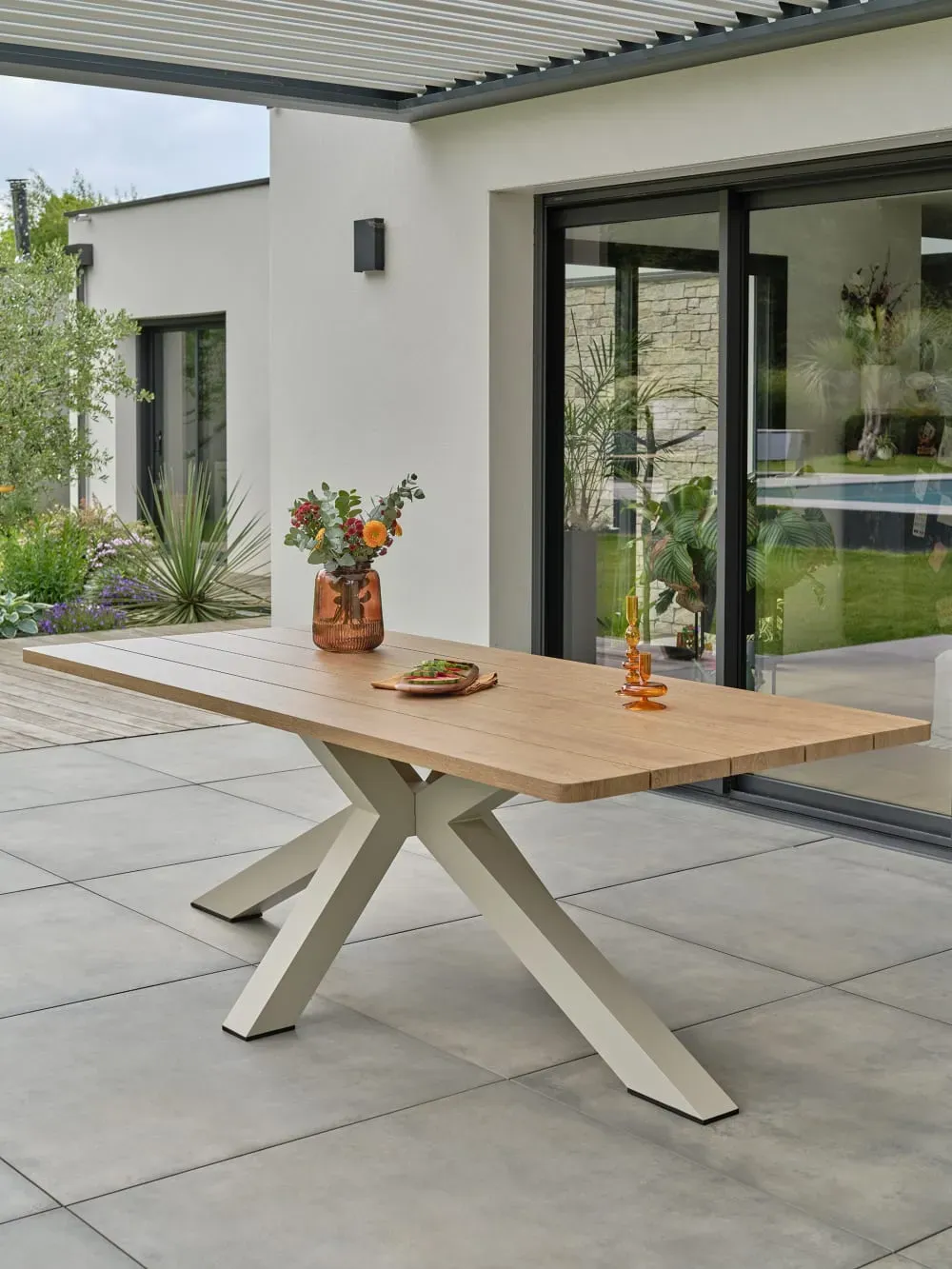 Illustration numéro 2 du produit Table de jardin 8 places - Grège